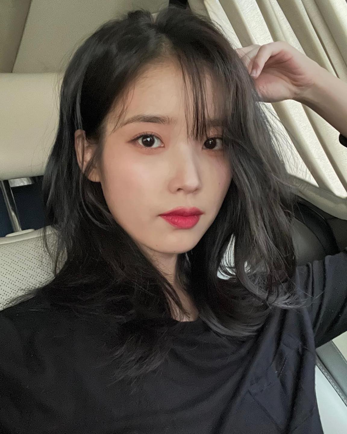 가을이면 끌리는 @중단발💇🏻‍♀️🤎

짧지 않은 기장감으로 부담없이 다양한 스타일링이 가능한 중단발. 셀럽들도 이미지 변신을 위해 중단발 스타일링으로 즐겨하곤 하는데요. 머리 끝에 안쪽으로 C컬을 넣어 차분한 분위기를 연출하거나 바깥으로 뻗친 스타일로 러블리한 무드를 더할 수 있습니다. 

반대로 풍성한 웨이브를 넣어 여성스럽고 우아한 느낌을 줄 수도 있죠. 펌이 아닌 커트로도 다양하게 스타일링이 가능하여 레이어드컷으로 밋밋하지 않게 자연스러운 연출이나 허쉬컷으로 시크한 무드까지 더할 수 있습니다.✨

변화의 계절인 가을을 맞아 중단발로 분위기 변신에 도전해보는 것은 어떨까요? 🍂 이미지9