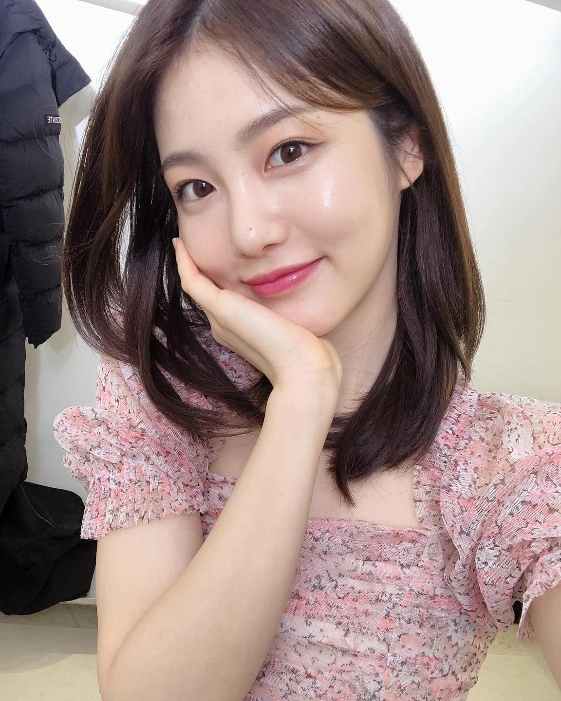 가을이면 끌리는 @중단발💇🏻‍♀️🤎

짧지 않은 기장감으로 부담없이 다양한 스타일링이 가능한 중단발. 셀럽들도 이미지 변신을 위해 중단발 스타일링으로 즐겨하곤 하는데요. 머리 끝에 안쪽으로 C컬을 넣어 차분한 분위기를 연출하거나 바깥으로 뻗친 스타일로 러블리한 무드를 더할 수 있습니다. 

반대로 풍성한 웨이브를 넣어 여성스럽고 우아한 느낌을 줄 수도 있죠. 펌이 아닌 커트로도 다양하게 스타일링이 가능하여 레이어드컷으로 밋밋하지 않게 자연스러운 연출이나 허쉬컷으로 시크한 무드까지 더할 수 있습니다.✨

변화의 계절인 가을을 맞아 중단발로 분위기 변신에 도전해보는 것은 어떨까요? 🍂 이미지2