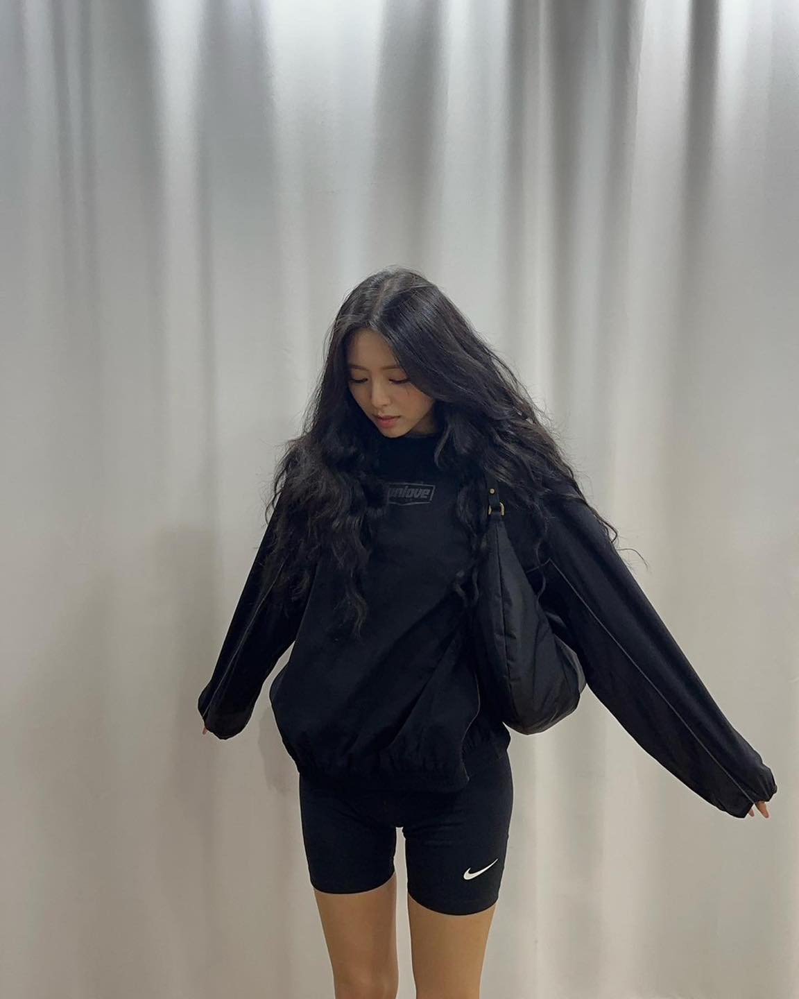 맨투맨에 바이커쇼츠로 힙하게🖤 이미지