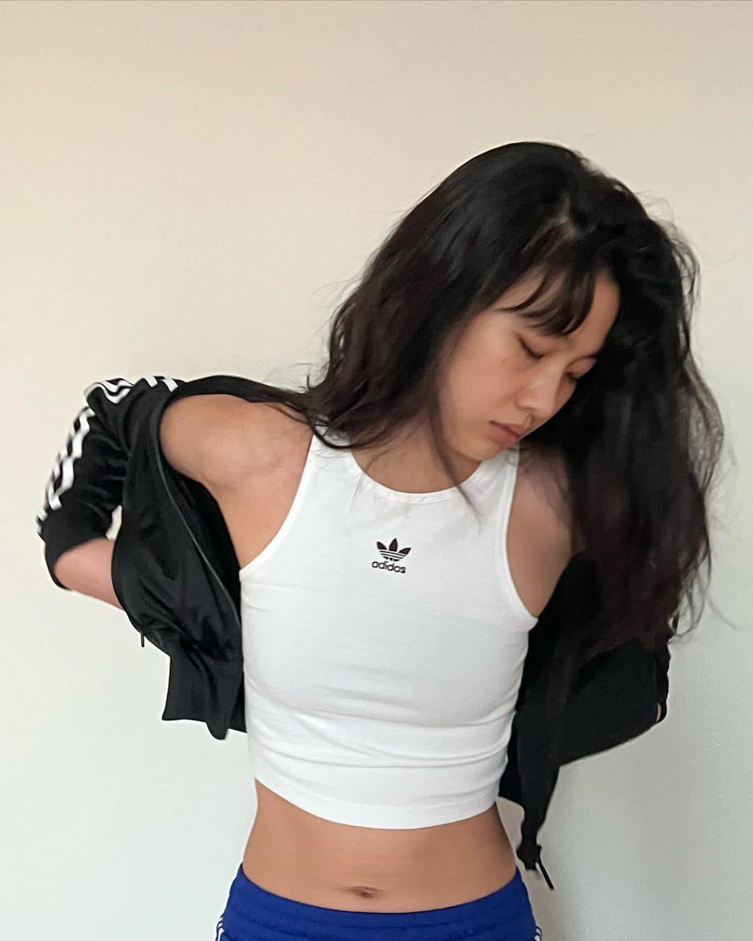 힙하게 검정 아디다스 져지 걸쳐🖤 이미지