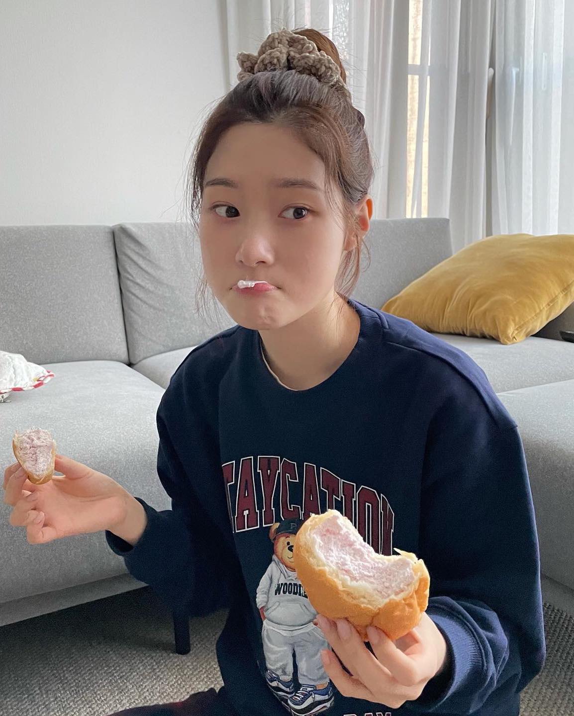 청순여신 정채연💙🤍맨투맨 코디 이미지