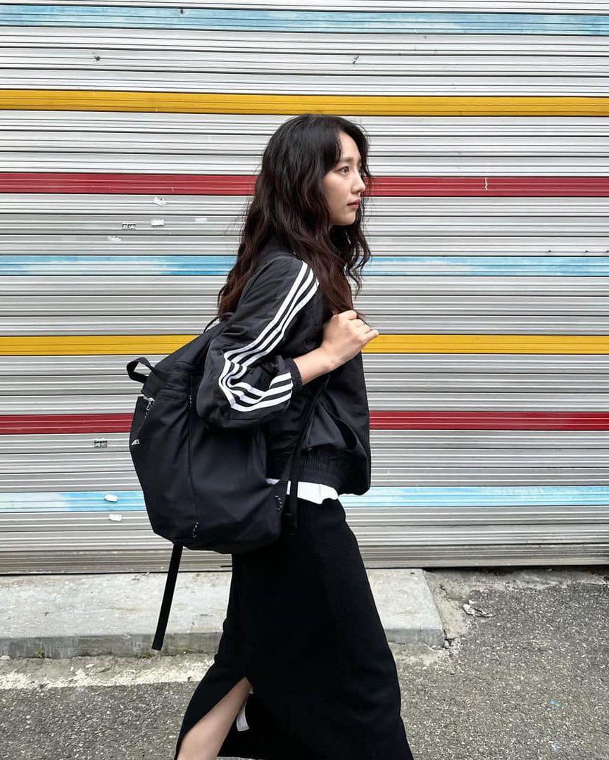 힙하게 검정 아디다스 져지 걸쳐🖤 이미지9