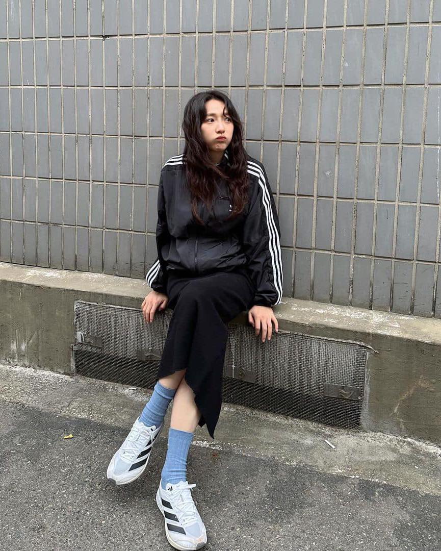 힙하게 검정 아디다스 져지 걸쳐🖤 이미지