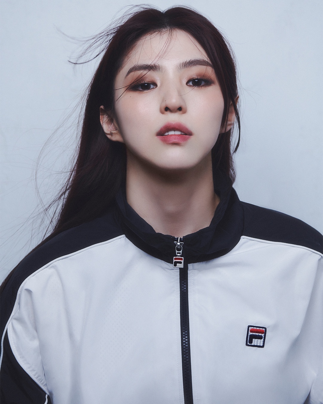 시대의 워너비 한소희X휠라💙🤍​
글로벌 앰버서더 한소희, 헤일리와 함께 F-BOX 컬렉션🎾 #광고​
​
휠라(FILA)의 새 아이콘, 글로벌 앰버서더 한소희와 함께한 F-BOX 컬렉션을 공개합니다. 휠라는 한소희, 헤일리와 함께 프리미엄 라이프스타일 스포츠 패션 브랜드로서의 정체성을 더욱 강화합니다. 휠라의 F-BOX 로고 탄생 50주년을 기념하는 공식 브랜드 캠페인을 시작으로 한소희와 휠라는 글로벌 차원의 다양한 캠페인과 커뮤니케이션 활동을 함께할 예정입니다. ​
​
화보 속 한소희가 착용한 트랙자켓, 팬츠, 가을 스포티룩에 걸맞은 F-BOX 컬렉션은 휠라 일부 매장과 자사몰에서 만나보실 수 있습니다.🛒​ 이미지