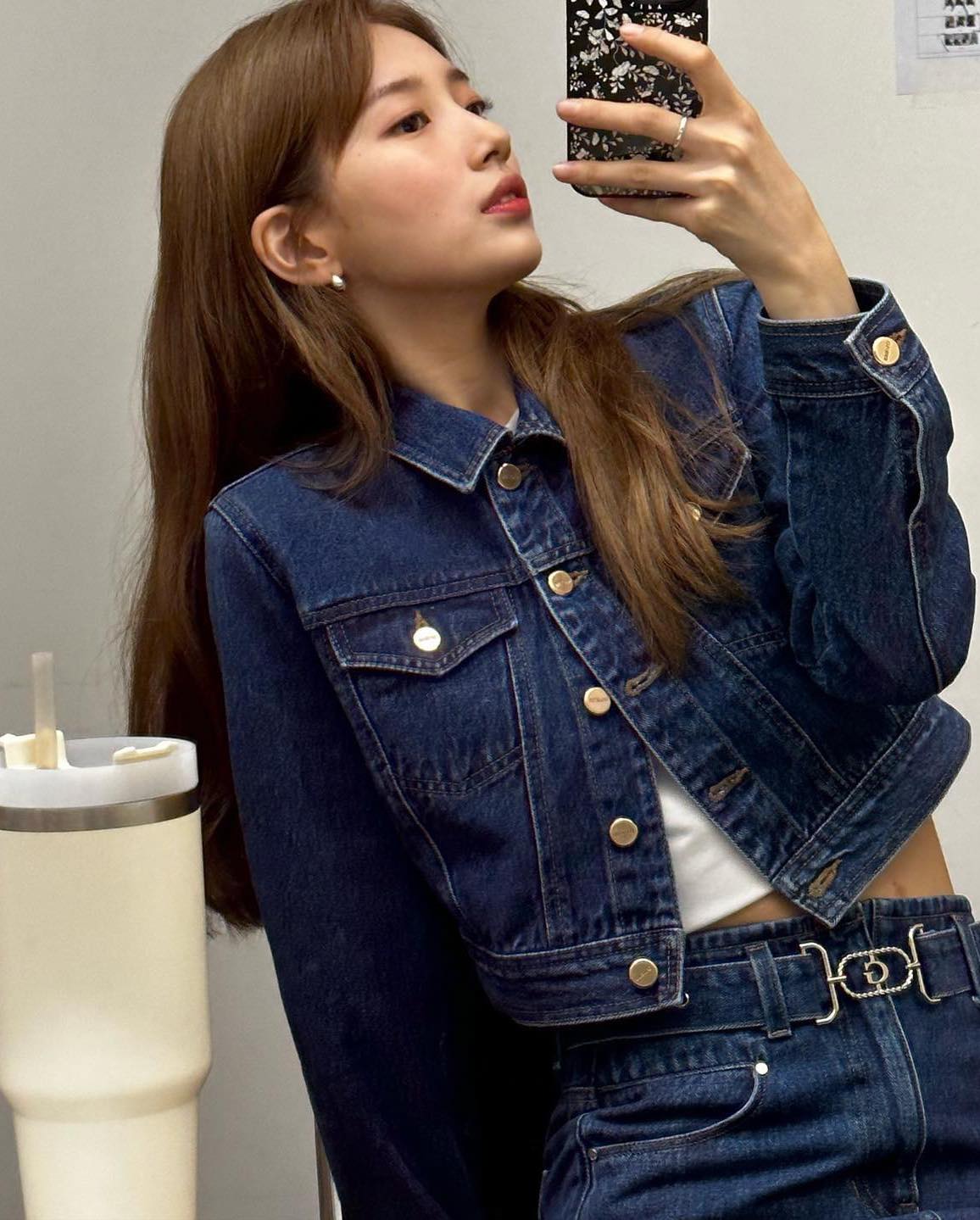 가을엔 언니들처럼 @갈색머리🍂

가을 바람이 살랑살랑 부는 이 시기, 우리의 머리색도 가을 모드로 바꿔보는 건 어떨까요? 갈발로 화제를 모았던 셀럽 임보라, 수지, 그리고 이성경의 3가지 갈색 머리 스타일링을 소개합니다.🤎

1-3. 라이트 브라운
따뜻한 가을 햇살과 잘 어울리는 밝은 갈색 머리. 이 스타일은 햇빛 아래 은은하게 빛나 가을 스타일링에 화사함을 더해주는데요. 특히, 피부가 밝은 분들이라면 밝은 갈색 머리로 화사하고 싱그러운 느낌을 연출할 수 있습니다.

4-6. 다크 브라운
톤다운된 다크 브라운은 가을 클래식 헤어 스타일이라 할 수 있죠. 차분한 생머리로 세련된 무드를 완성하거나 반묶음 스타일링으로 청순한 분위기를 더할 수 있습니다. 

7-9. 레드 브라운
색다른 브라운 컬러를 원하는 분들에게는 레드 브라운을 추천 드립니다. 수지와 이성경은 밝은 레드 브라운으로 가을룩에 생기를 더했는데요. 부담스럽지 않은 레드 브라운을 원한다면 임보라처럼 어두운 레드로 은은한 분위기 연출도 가능합니다. 

셀럽들처럼 가을에 어울리는 여러분의 갈색 머리 스타일을 골라보세요. 가을은 변화의 계절이니까요! 🍁💫 이미지