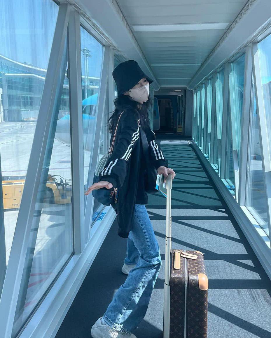 힙하게 검정 아디다스 져지 걸쳐🖤 이미지10