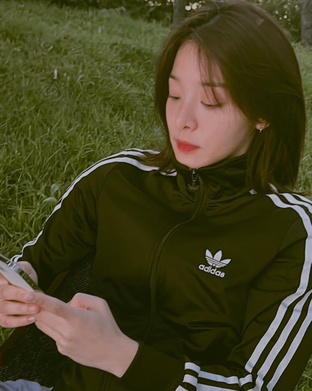 힙하게 검정 아디다스 져지 걸쳐🖤 이미지5