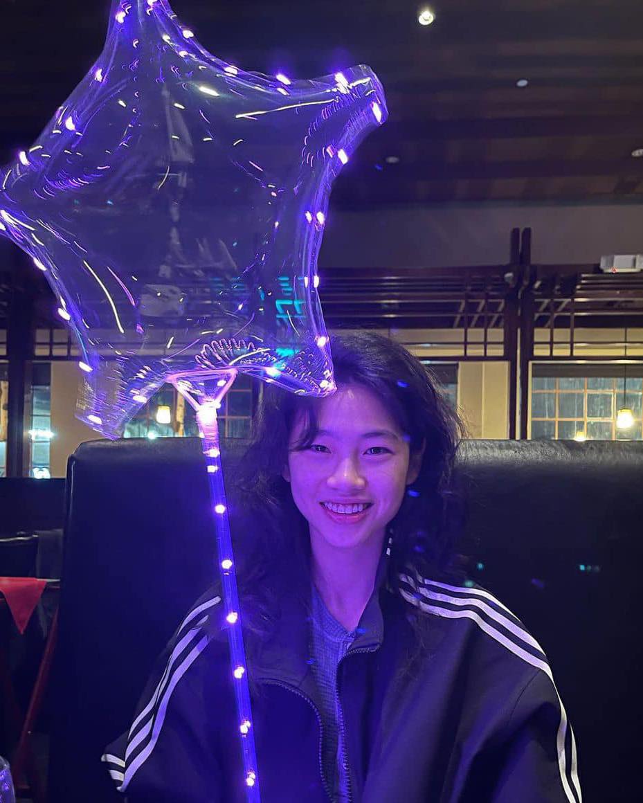 힙하게 검정 아디다스 져지 걸쳐🖤 이미지6