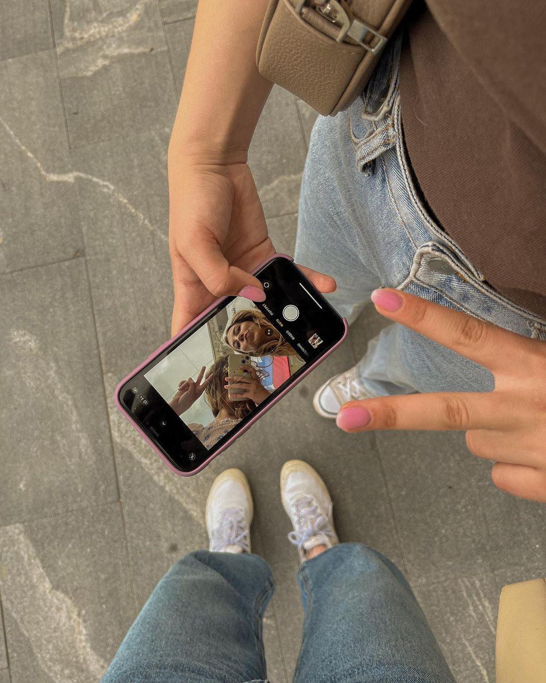 핸폰 활용한 요즘셀카@저장🤳🏻💛 이미지