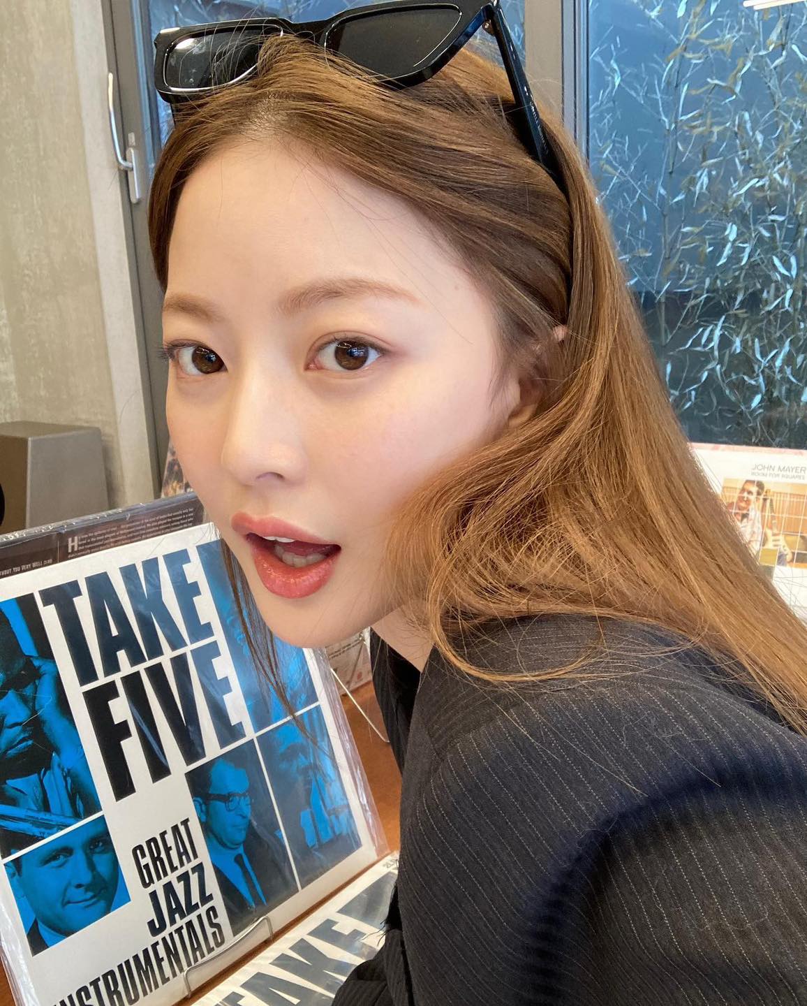 가을엔 언니들처럼 @갈색머리🍂

가을 바람이 살랑살랑 부는 이 시기, 우리의 머리색도 가을 모드로 바꿔보는 건 어떨까요? 갈발로 화제를 모았던 셀럽 임보라, 수지, 그리고 이성경의 3가지 갈색 머리 스타일링을 소개합니다.🤎

1-3. 라이트 브라운
따뜻한 가을 햇살과 잘 어울리는 밝은 갈색 머리. 이 스타일은 햇빛 아래 은은하게 빛나 가을 스타일링에 화사함을 더해주는데요. 특히, 피부가 밝은 분들이라면 밝은 갈색 머리로 화사하고 싱그러운 느낌을 연출할 수 있습니다.

4-6. 다크 브라운
톤다운된 다크 브라운은 가을 클래식 헤어 스타일이라 할 수 있죠. 차분한 생머리로 세련된 무드를 완성하거나 반묶음 스타일링으로 청순한 분위기를 더할 수 있습니다. 

7-9. 레드 브라운
색다른 브라운 컬러를 원하는 분들에게는 레드 브라운을 추천 드립니다. 수지와 이성경은 밝은 레드 브라운으로 가을룩에 생기를 더했는데요. 부담스럽지 않은 레드 브라운을 원한다면 임보라처럼 어두운 레드로 은은한 분위기 연출도 가능합니다. 

셀럽들처럼 가을에 어울리는 여러분의 갈색 머리 스타일을 골라보세요. 가을은 변화의 계절이니까요! 🍁💫 이미지