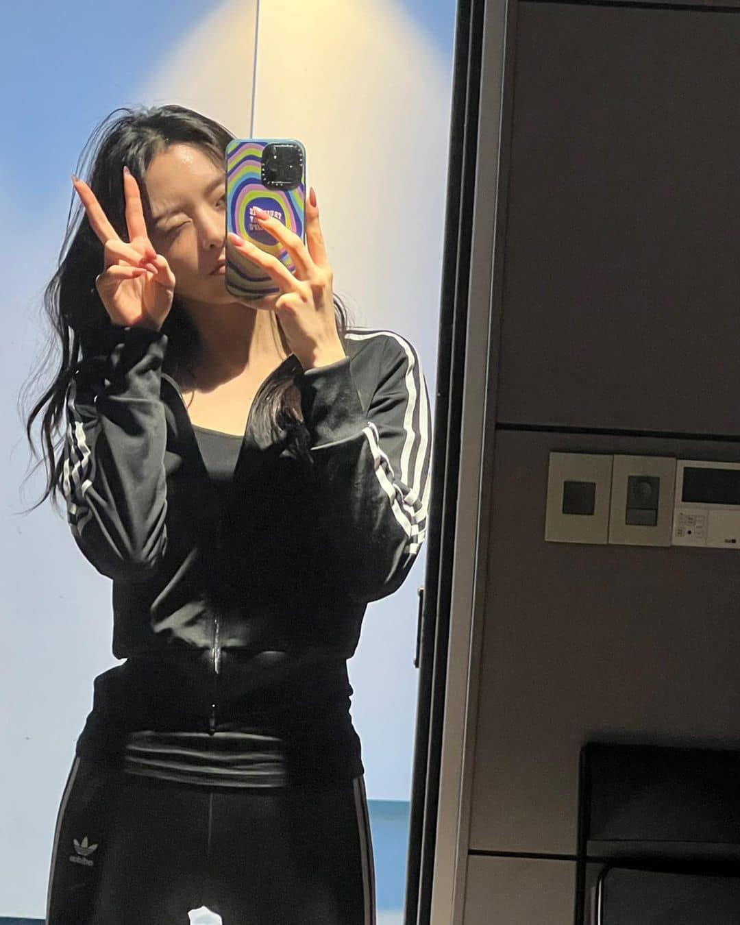 힙하게 검정 아디다스 져지 걸쳐🖤 이미지4