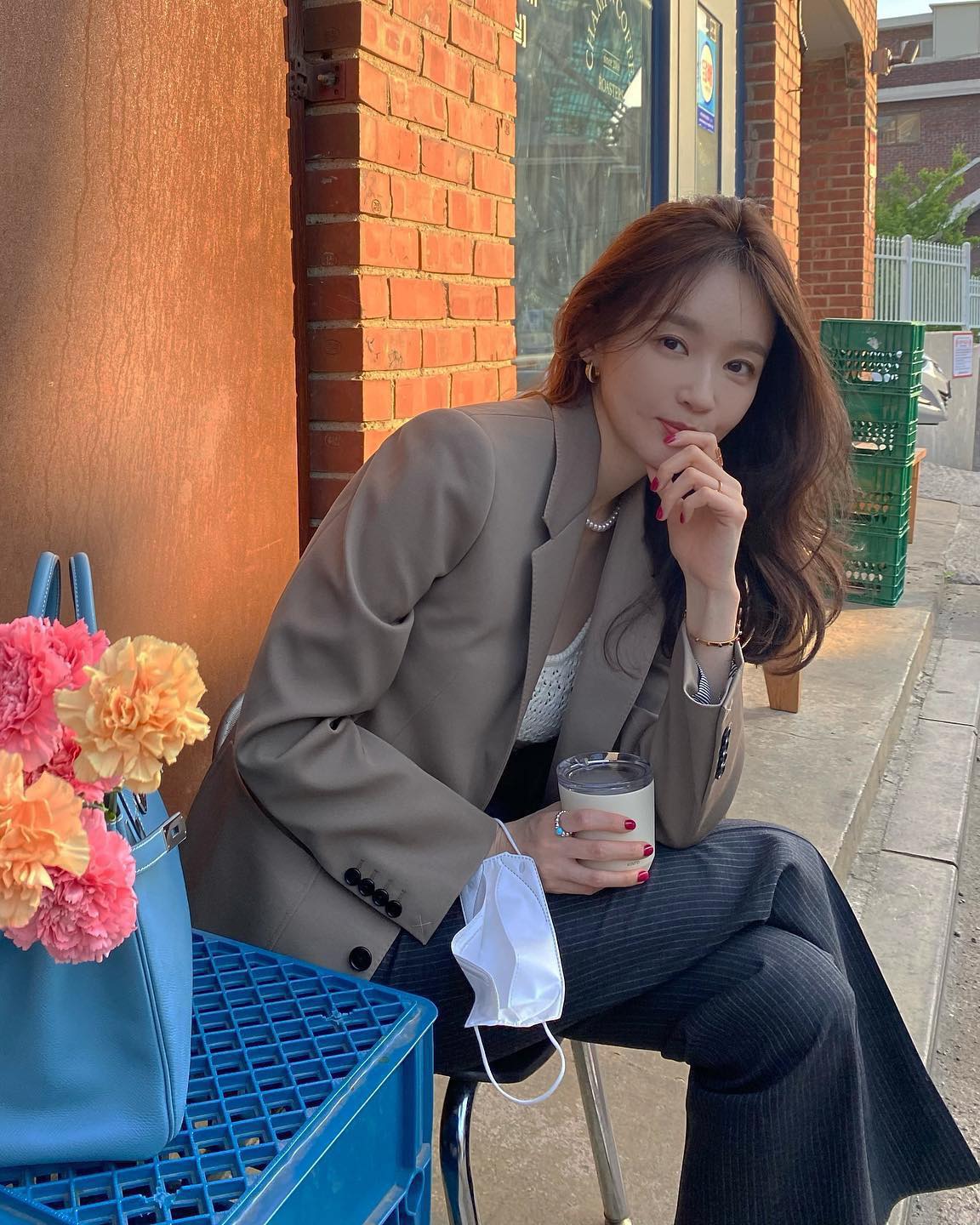 베이지 자켓 10가지 코디🤎🖤 이미지