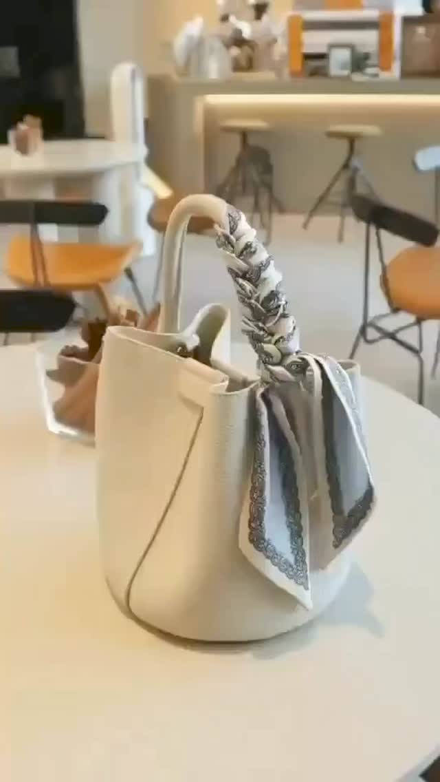 가방 손잡이에 스카프 묶는법👜🤍 이미지
