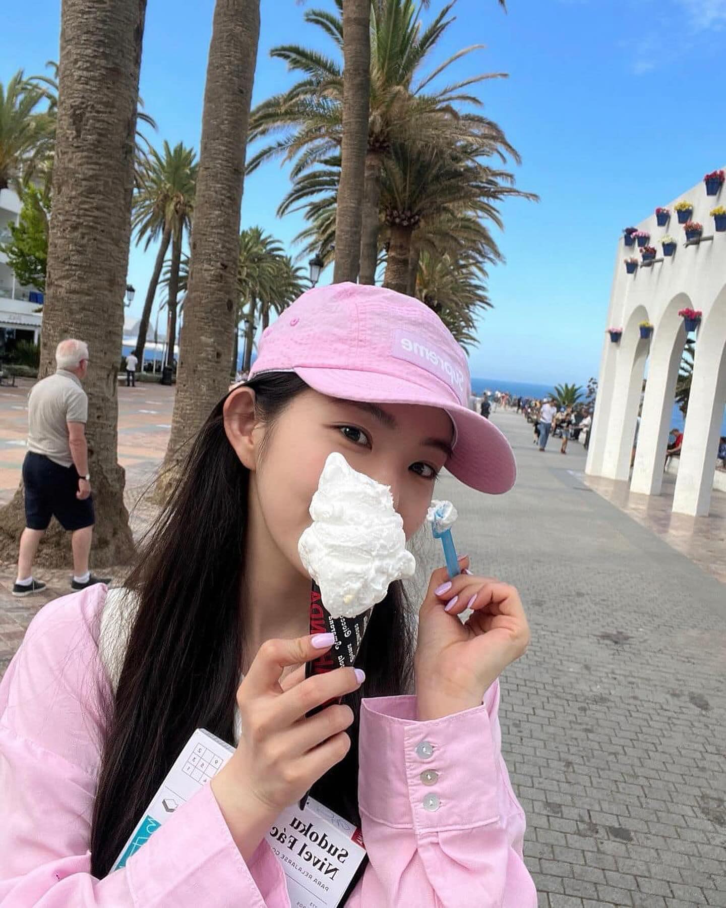 힙한 언니들은 슈프림 캠프캡🖤🧢 이미지"