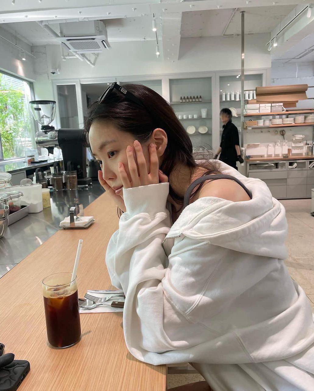 쌀쌀할때 후드집업 걸치기🩶🤍 이미지