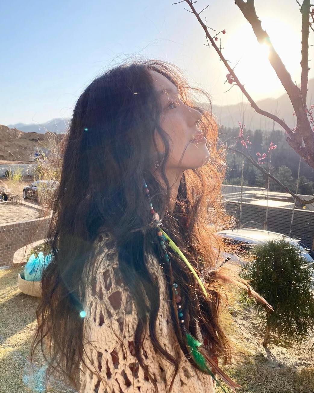 내추럴한 긴머리 히피펌👩🏻‍🦱✨

풍성한 볼륨감으로 힙한 매력을 더해주는 히피펌. 기존에는 개성 넘치는 스타일의 얇은 컬을 많이 찾았지만 최근에는 굵은 컬로 자연스럽게 연출하는 것이 트렌드인데요. 가을에 긴 머리를 풀어 자연스러운 웨이브를 연출하면 가을 특유의 우아하고 부드러운 분위기에 딱 맞게 어울리죠. 조이와 손나은처럼 헤어핀을 꽂아 포인트를 하거나 슈화처럼 포니테일 스타일링으로 러블리한 무드를 더해줄 수 있습니다.

올가을 손민수하고 싶어지는 셀럽들의 다양한 장발 히피펌 스타일링이 궁금하다면 확인해보세요!🖤 이미지