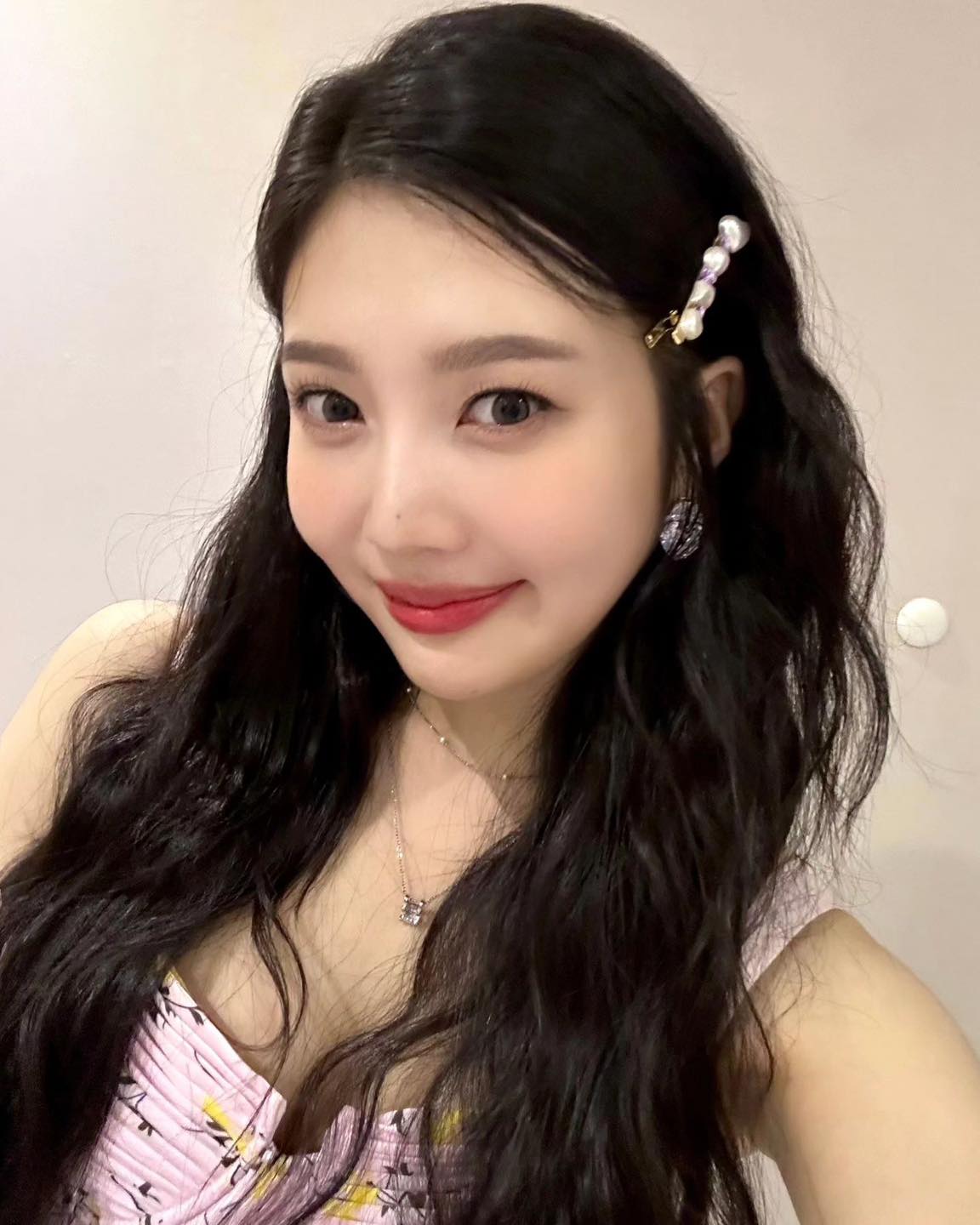 내추럴한 긴머리 히피펌👩🏻‍🦱✨

풍성한 볼륨감으로 힙한 매력을 더해주는 히피펌. 기존에는 개성 넘치는 스타일의 얇은 컬을 많이 찾았지만 최근에는 굵은 컬로 자연스럽게 연출하는 것이 트렌드인데요. 가을에 긴 머리를 풀어 자연스러운 웨이브를 연출하면 가을 특유의 우아하고 부드러운 분위기에 딱 맞게 어울리죠. 조이와 손나은처럼 헤어핀을 꽂아 포인트를 하거나 슈화처럼 포니테일 스타일링으로 러블리한 무드를 더해줄 수 있습니다.

올가을 손민수하고 싶어지는 셀럽들의 다양한 장발 히피펌 스타일링이 궁금하다면 확인해보세요!🖤 이미지