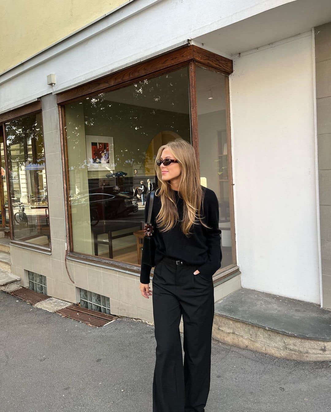 올블랙에 선글라스로 쿨하게🕶️🖤 이미지