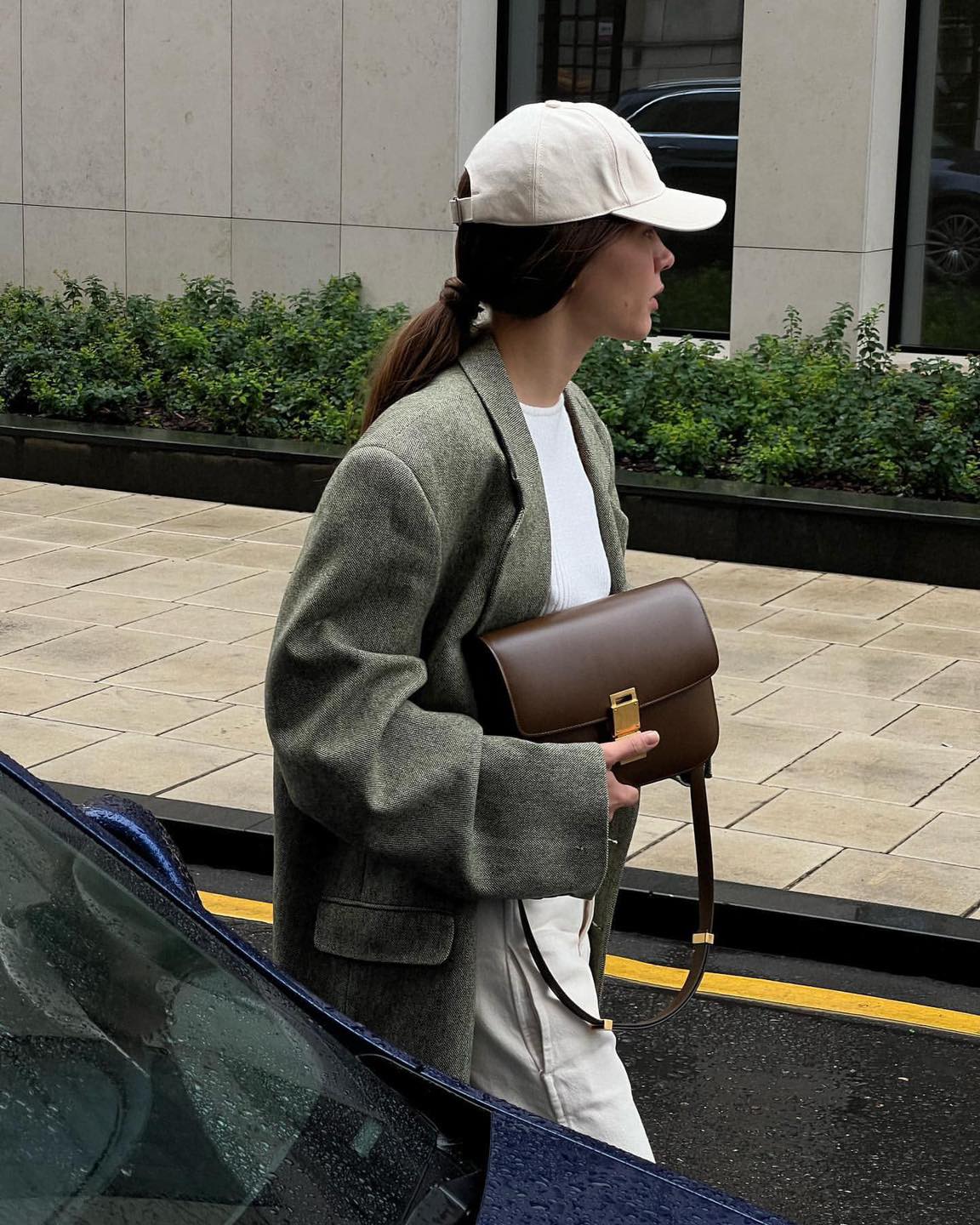 포멀한 룩에 볼캡 더하기🧢🤎 이미지