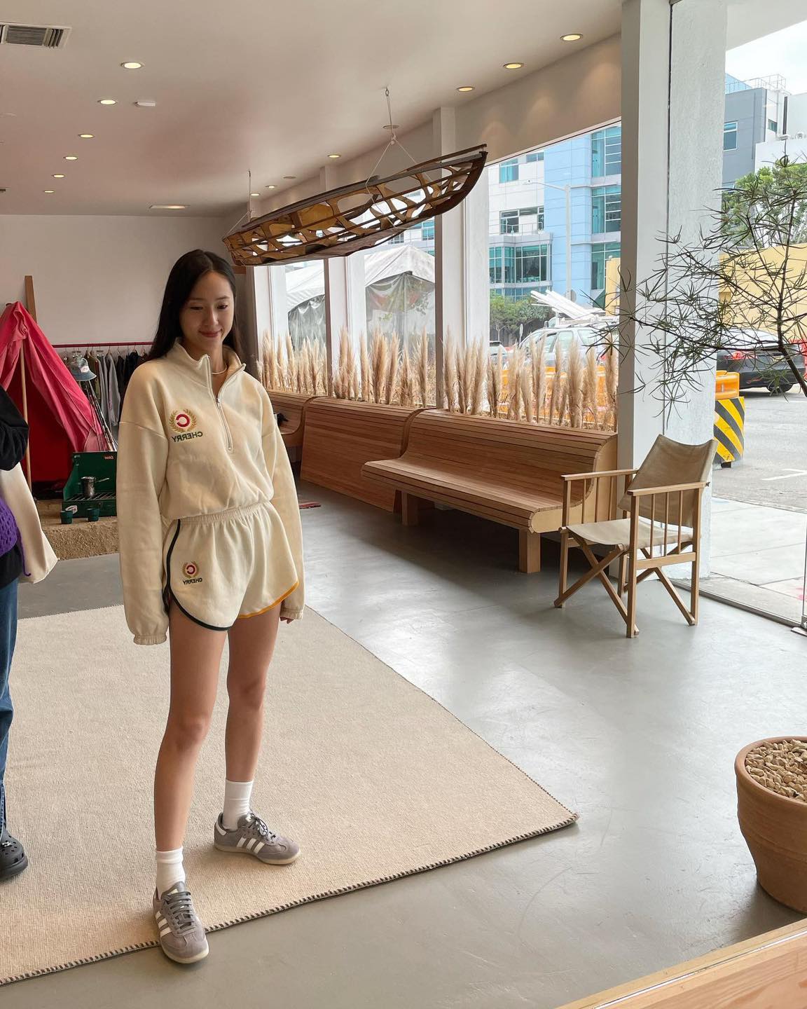 맨투맨에는 편한 반바지 코디❤️🩵 이미지