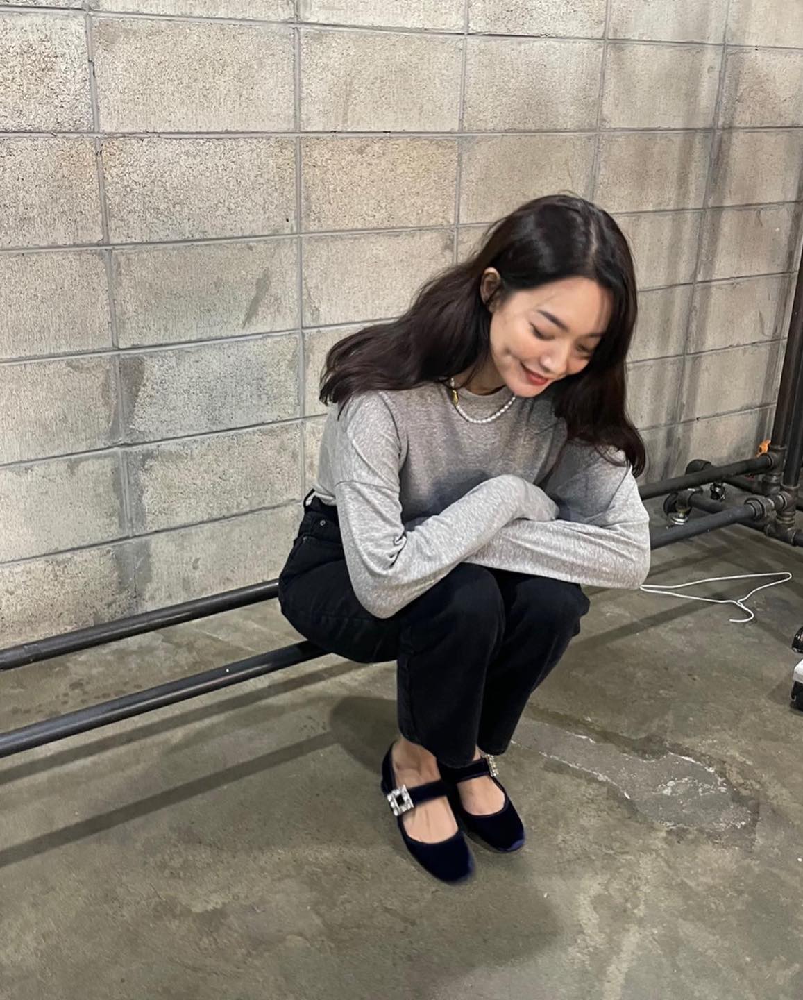 가을엔 시크하게 회색 긴팔티🩶🪄 이미지