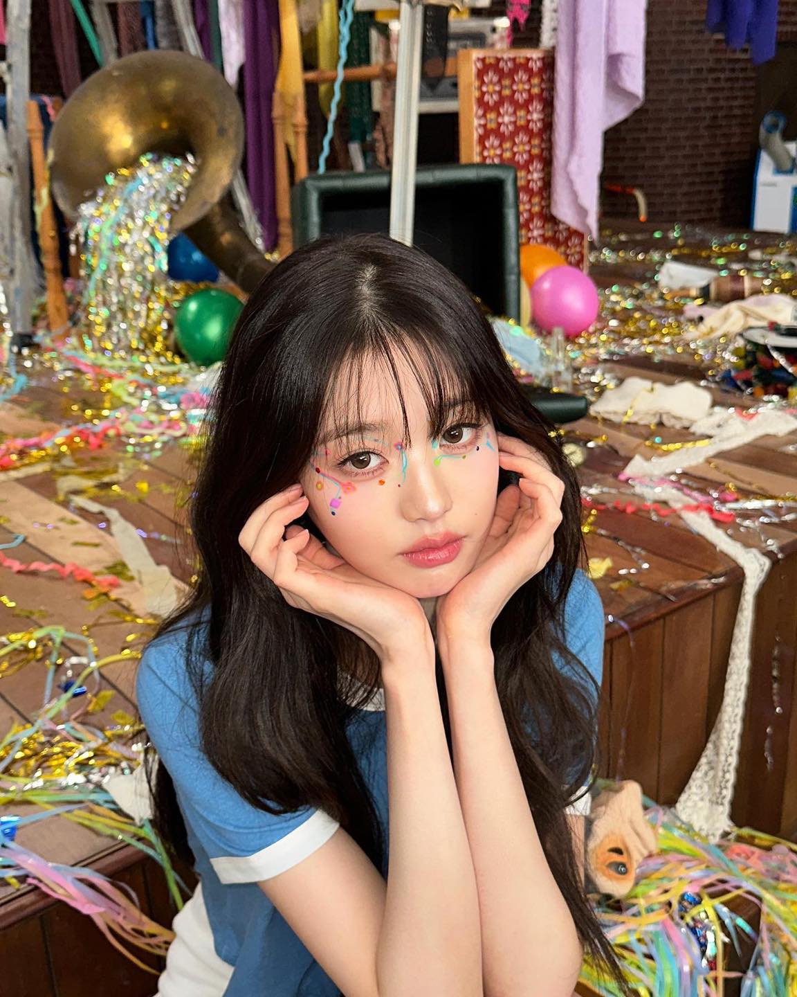 앞머리 변신으로 핫한 셀럽들💇🏻‍♀️🩶

최근 앞머리 스타일링으로 화제가 된 셀럽들이 있습니다. 카리나는 인형 같은 외모에 풀뱅 포니테일을 연출하여 시크한 무드를 더했는데요. 다른 날에는 자연스러운 사이드뱅에 하이번 스타일로 또다른 무드를 연출했죠.
한편 손나은은 시스루뱅에 중단발 C컬펌으로 러블리한 느낌을 주었고, 장원영은 최근 컴백을 맞이하여 기존 장발의 웨이브 스타일에 앞머리를 내려 더욱 성숙하고 우아한 느낌을 자아냈습니다.

똑같은 헤어스타일이 고민이라면 각자의 취향에 맞게 변화를 주어 본인만의 매력적인 앞머리 스타일을 찾아보는 건 어떨까요? 🎀 이미지