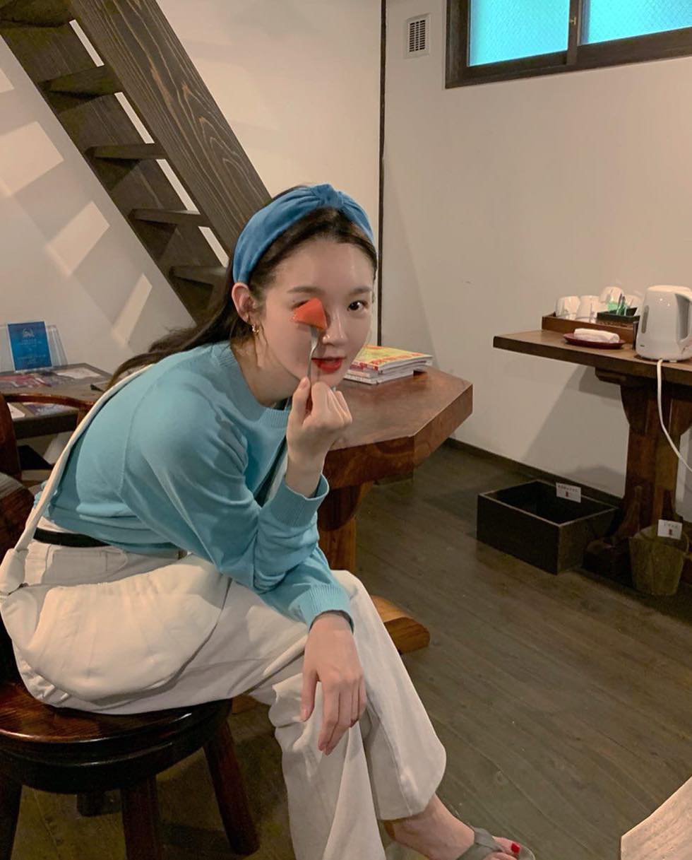 니트 컬러만 골라🤍흰바지 코디 이미지