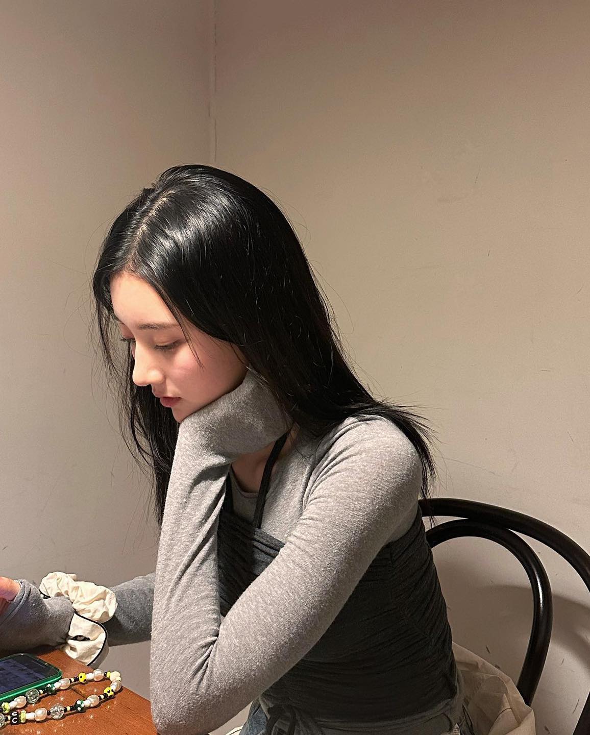 가을엔 시크하게 회색 긴팔티🩶🪄 이미지