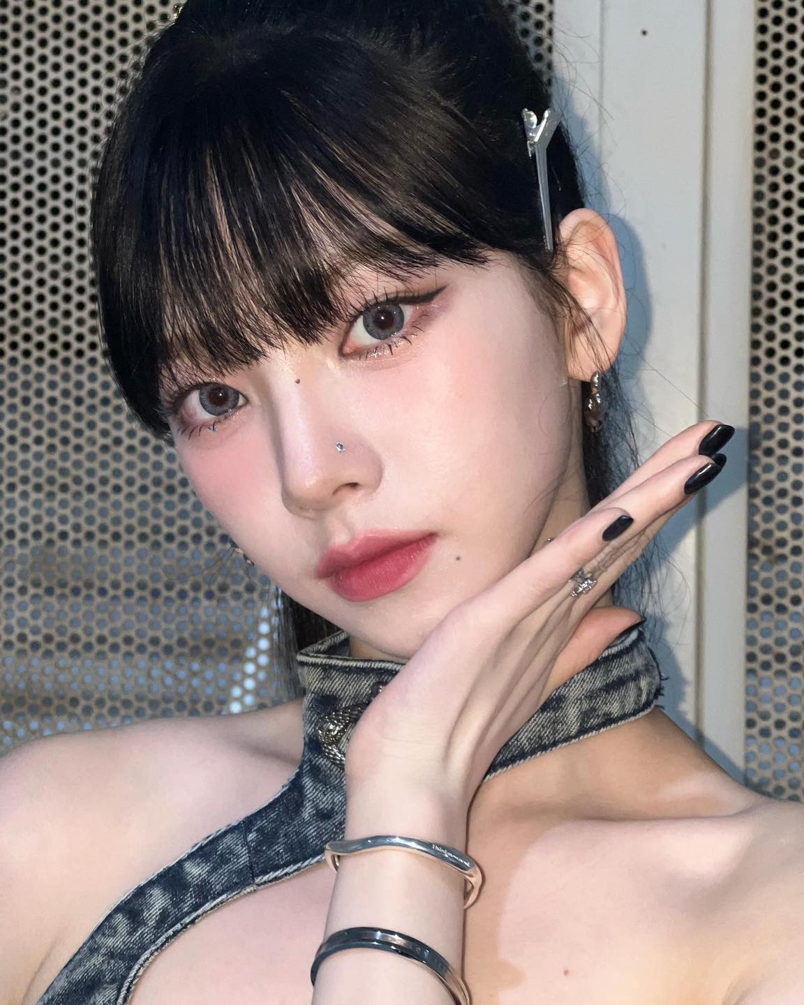 앞머리 변신으로 핫한 셀럽들💇🏻‍♀️🩶

최근 앞머리 스타일링으로 화제가 된 셀럽들이 있습니다. 카리나는 인형 같은 외모에 풀뱅 포니테일을 연출하여 시크한 무드를 더했는데요. 다른 날에는 자연스러운 사이드뱅에 하이번 스타일로 또다른 무드를 연출했죠.
한편 손나은은 시스루뱅에 중단발 C컬펌으로 러블리한 느낌을 주었고, 장원영은 최근 컴백을 맞이하여 기존 장발의 웨이브 스타일에 앞머리를 내려 더욱 성숙하고 우아한 느낌을 자아냈습니다.

똑같은 헤어스타일이 고민이라면 각자의 취향에 맞게 변화를 주어 본인만의 매력적인 앞머리 스타일을 찾아보는 건 어떨까요? 🎀 이미지