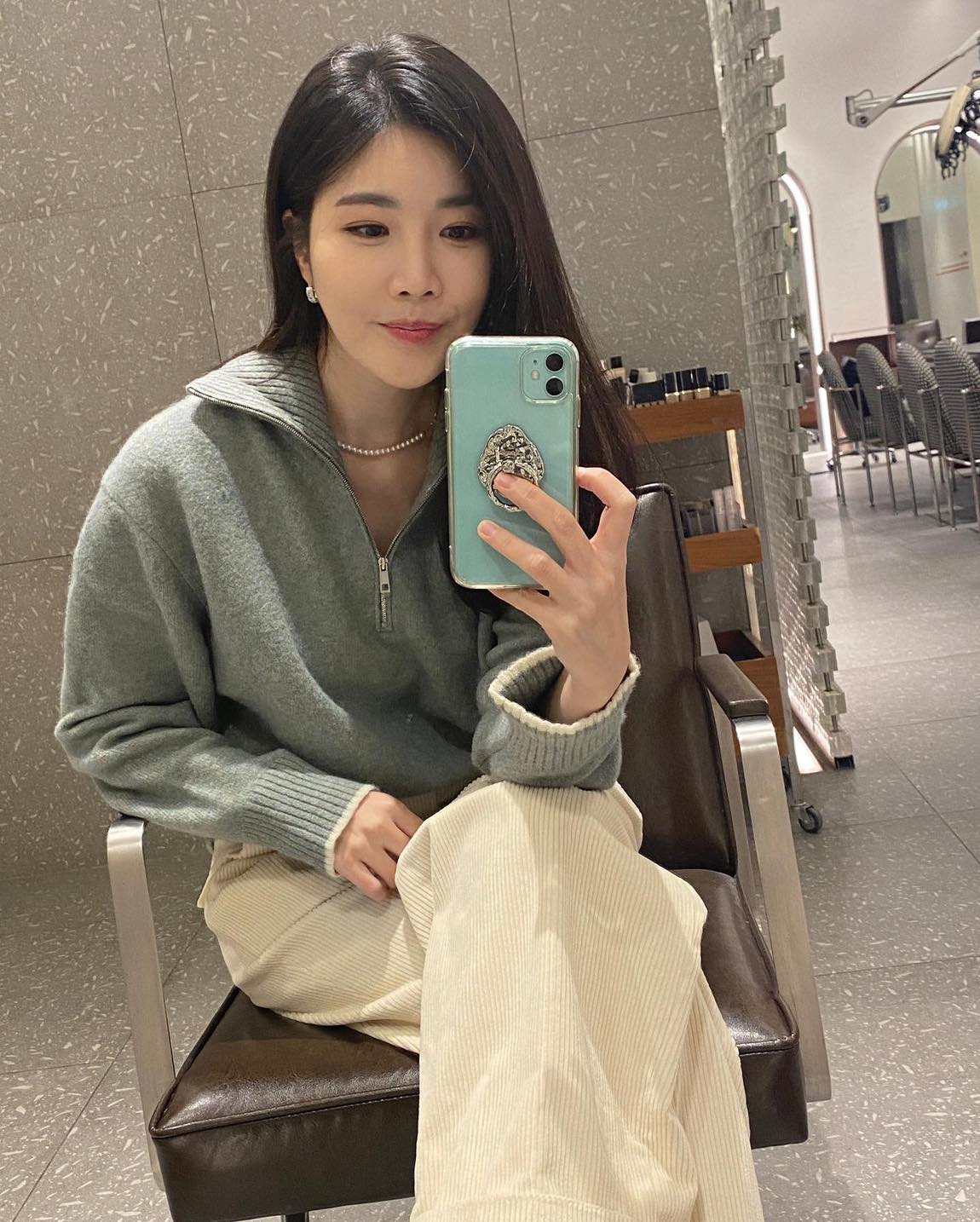 니트 컬러만 골라🤍흰바지 코디 이미지