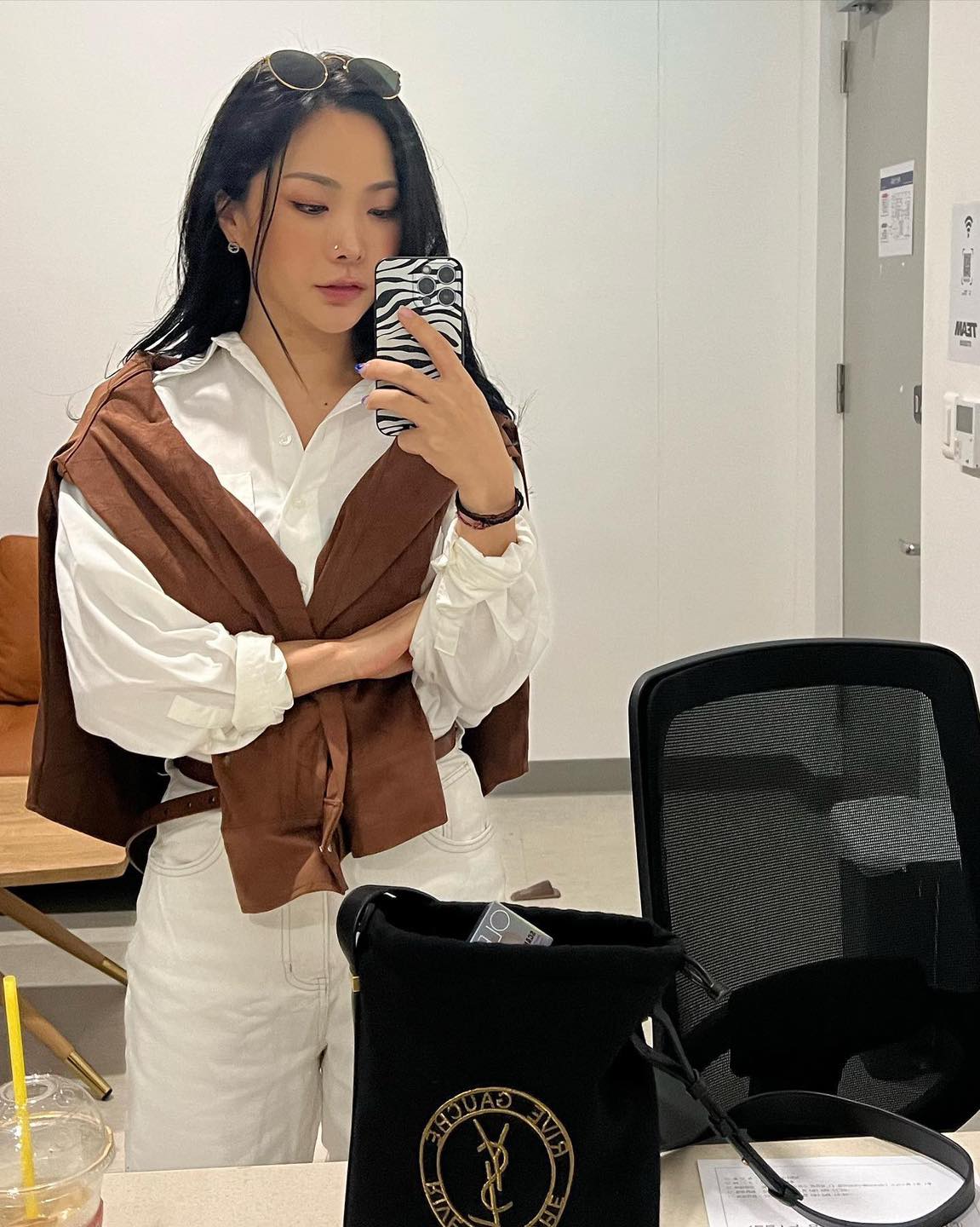 롤업으로 시크하게🥼화이트셔츠 이미지