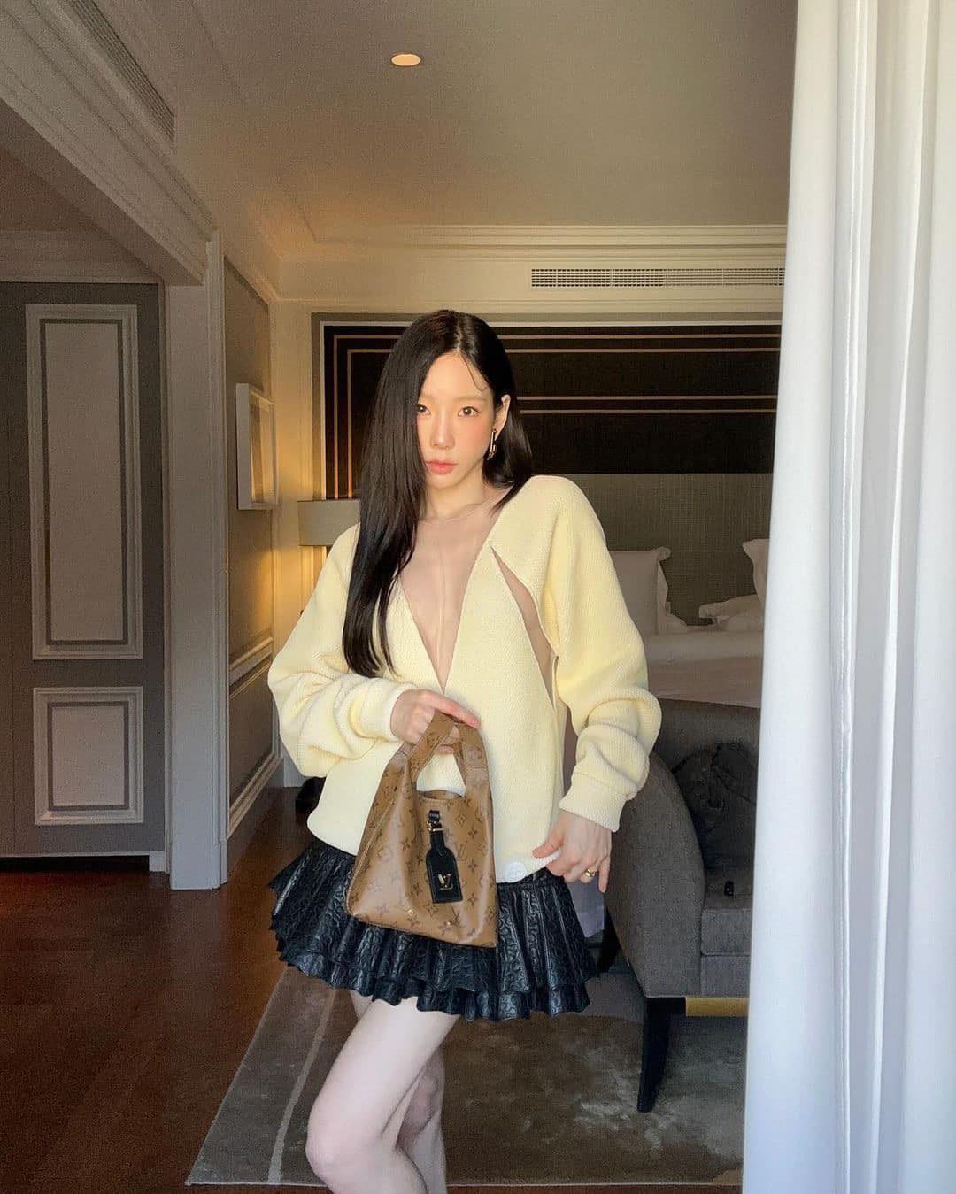 태연의 핫한 루이비통쇼 의상💛🤎 이미지