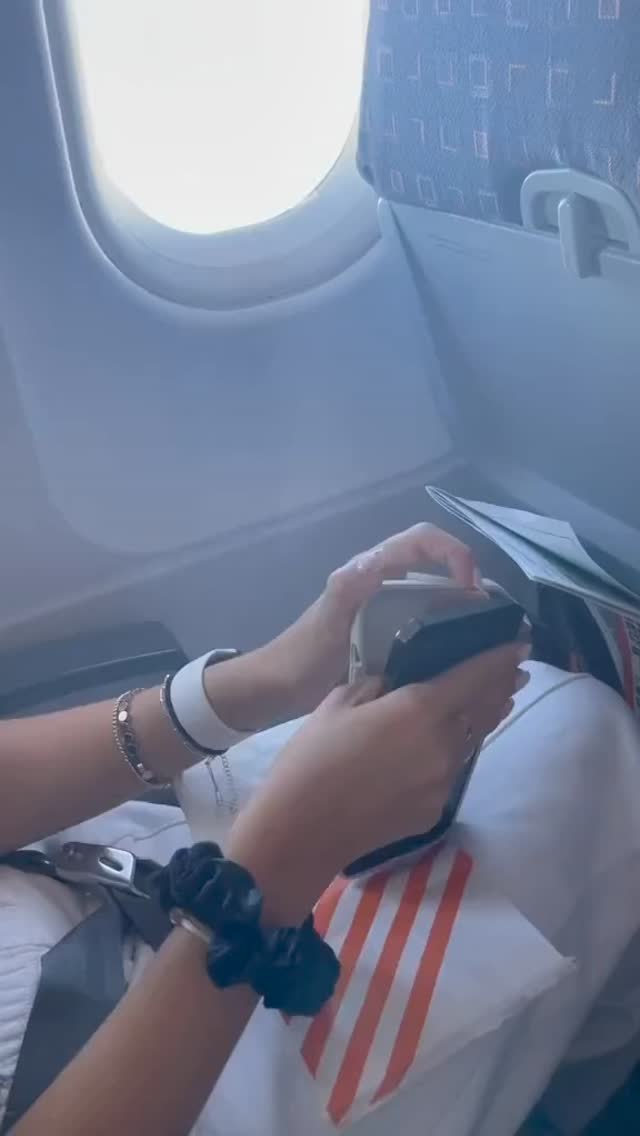 비행기에서 폰 거치하는 꿀팁✈️ 이미지
