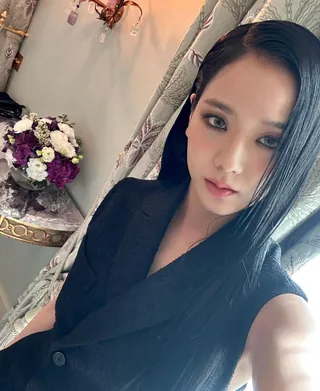 다시 돌아온 스모키 메이크업👁️🩶
최근 열린 2024 S/S 파리패션위크에 한국 셀럽들이 대거 참석하여 큰 화제를 모았는데요. 각 브랜드 아이덴티티에 맞는 그들만의 스타일링으로 많은 이들의 관심을 끌었죠. 특히, 그중에서도 스모키 메이크업으로 한층 더 매력적으로 변신한 셀럽들을 발견할 수 있었습니다. 🔍
스모키 메이크업은 짙은 색상을 사용한 아이 메이크업으로 눈을 강조하고 립은 부드러운 톤으로 매치하는 것이 일반적인데요. 이번 패션위크에 참석한 셀럽들은 전통적인 스모키 메이크업이 아닌 세미 스모키 메이크업으로 보다 자연스러운 느낌을 연출했습니다. 언더를 과하게 채우지 않거나 아이 메이크업엔 적당한 음영감을 주고 립 컬러의 채도를 조절하며 상대적으로 깔끔하고 더욱 매혹적인 느낌을 주었죠.
화려한 파리 패션위크를 더욱 빛낸 셀럽들의 스모키 메이크업 스타일링이 궁금하다면 지금 바로 슬라이드를 넘겨 확인해보세요. 🌟 이미지