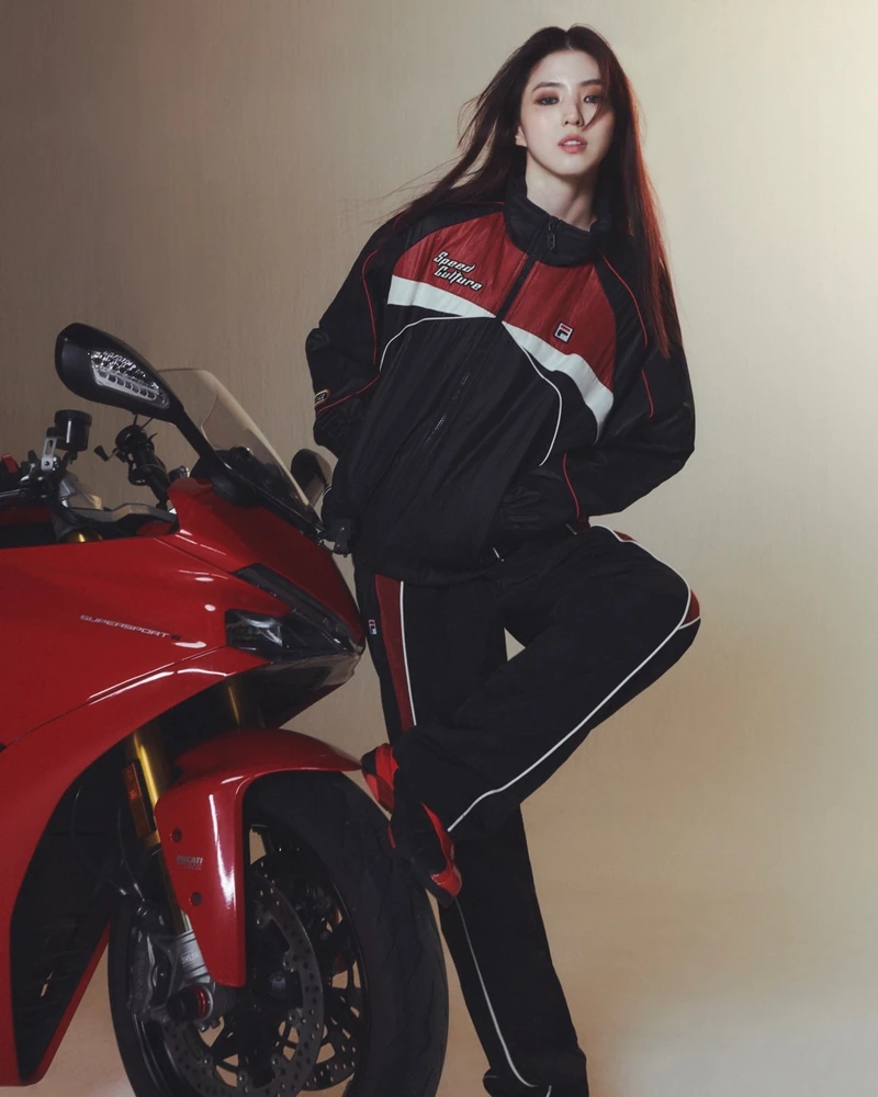 폭룡적인 한소희 모터코어룩🏍️❤️🔥
휠라🖤분위기 천재 한소희의 힙한 매력 @찰떡이야😍#광고
휠라가 글로벌 브랜드 앰버서더 한소희와 함께 '2023 모터코어 컬렉션'을 새롭게 선보입니다. 2000년대에 모터스포츠 브랜드인 두카티, 페라리 등과 협업하여 모터스포츠 컬렉션을 발전시켜 왔는데요. 이번 모터코어 컬렉션은 모터스포츠 헤리티지를 현대적으로 재해석한 '바이크 코어 룩'을 제안하며 대표 제품으로는 '모터코어 패디드 재킷'과 '모터코어 컬러블럭 팬츠', '절개 포인트 셋업' 등이 있습니다.
한소희와 함께한 휠라의 모터코어 컬렉션은 휠라코리아 공식 온라인 스토어 및 전국 휠라 매장에서 만나볼 수 있습니다. 그리고 풀버전 영상은 휠라 공식 인스타그램에서 볼 수 있습니다. 이미지2