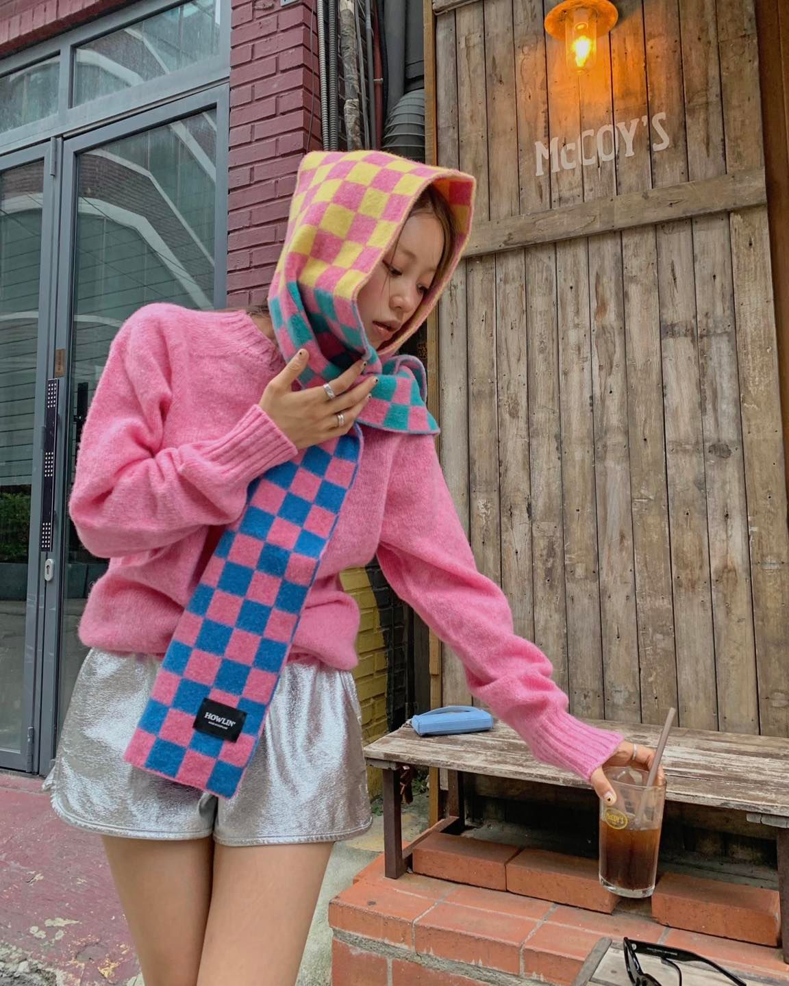 하울린 팝업 in 이구성수 🧸🏠
니트 입기 좋은 날🩷이번 주말 같이@놀러 갈 사람?🙋🏻‍♀️ #광고

29CM와 쉐기독 니트 대표 브랜드 ‘하울린’이 함께한 팝업 스토어가 이구성수에서 열립니다. 이번 팝업은 29CM 단독 컬러, '핑키파이'를 중심으로 구성되었다고 하는데요. 쉐기베어 포토존, 팝업 기간 한정으로 판매하는 매뉴팩트 스페셜 메뉴, 10% 할인 혜택 및 현장 이벤트가 준비되어 있습니다.

다양한 즐길 거리가 있는 하울린 팝업을 지금 바로 이구성수에서 만나보세요.

<29CM SEONGSU HOWLIN POP-UP>
- 일정: 10/12(목) - 11/19(일) *매주 월요일 휴무
- 위치: 서울시 성동구 아차산로 78, 29CM SEONGSU

🎁 EVENT
1. '하울린' 상품 증정 이벤트
2. 100% 당첨 굿즈 이벤트
3. 현장 방문 인증 이벤트(즉시 할인 혜택 제공) 이미지