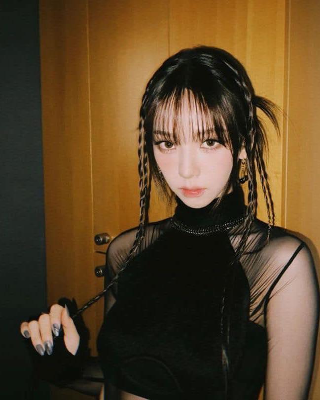 넘사 포스 블랙룩 @카리나🐈‍⬛🖤 이미지
