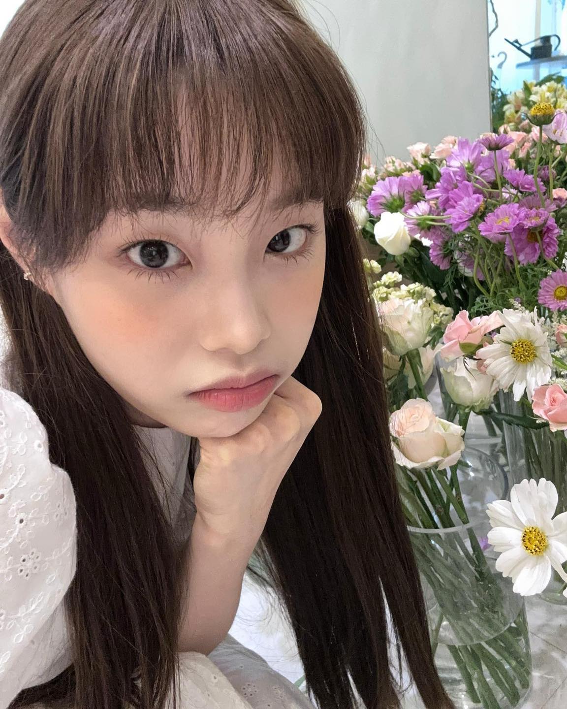 가을에 찰떡인 살구빛 블러셔🍑🧡

가을에 어울리는 메이크업으로 햇살에 비춰진 듯 자연스러운 블러셔를 소개합니다. 핑크 대신 오렌지 코랄, 살구와 같은 컬러의 블러셔로 가을 특유의 따뜻한 느낌을 연출할 수 있는데요. 풍성한 블러셔와 누디한 립을 조화롭게 연출하여 멋진 포인트를 만들어낼 수도 있고, 블러셔를 적게 발라 은은하면서 자연스러운 느낌을 연출할 수도 있습니다. 

올가을 포근한 컬러의 블러셔로 차분하면서도 아름다운 분위기 연출해보는 건 어떨까요? 🍂 이미지4
