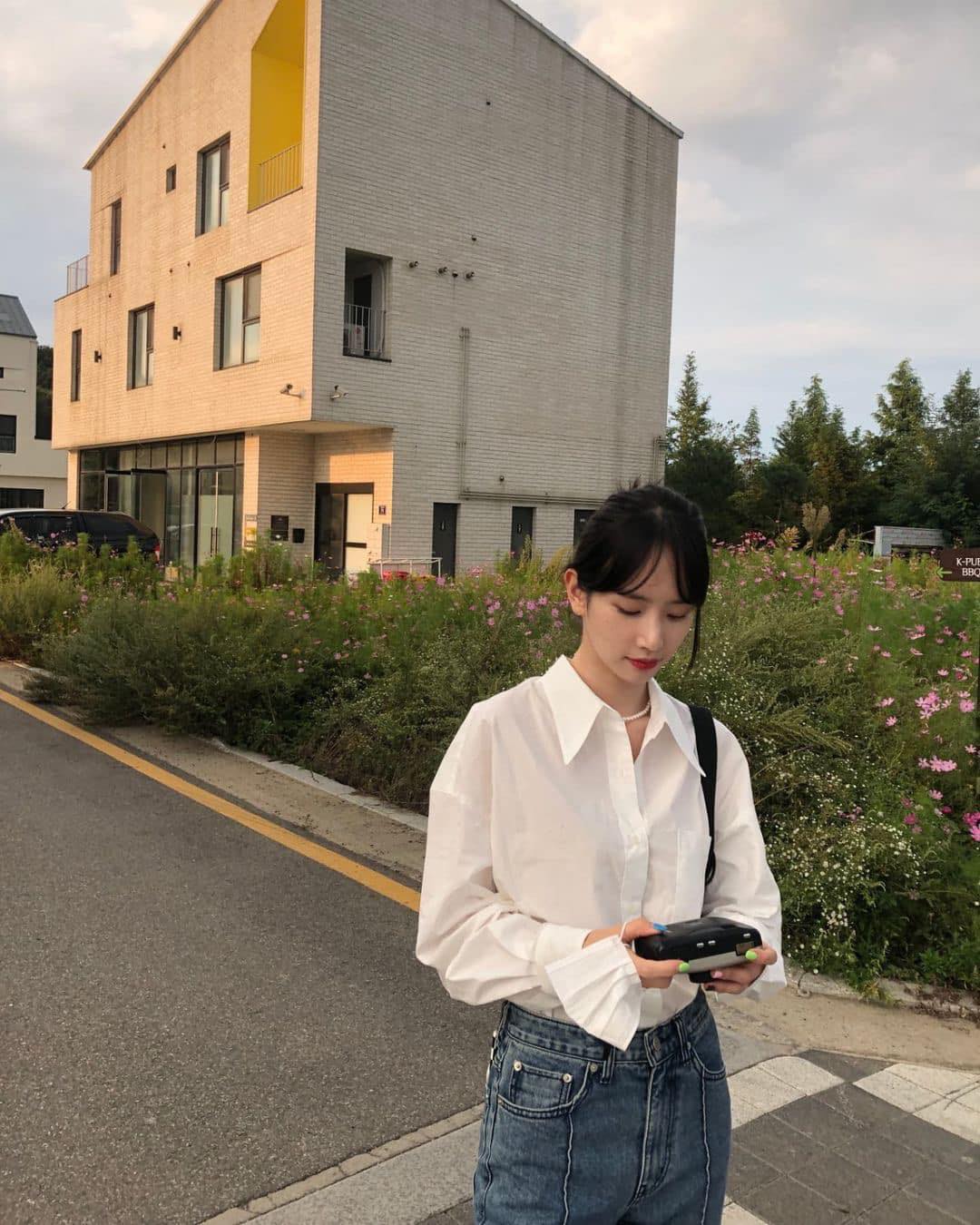 흰셔츠에 청바지🤍💙기본이 최고 이미지