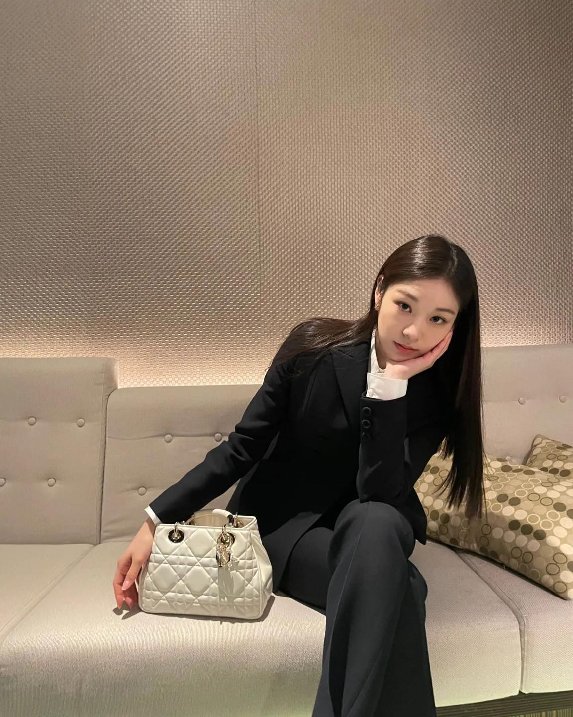 하객룩 참고하기 좋은 퀸연아🖤 이미지