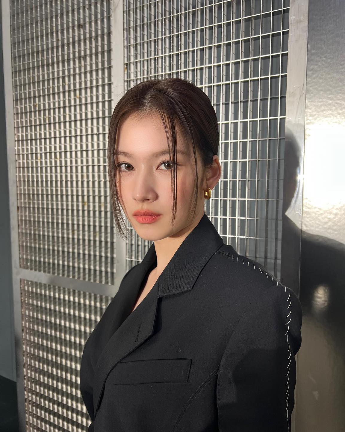 가을에 찰떡인 살구빛 블러셔🍑🧡

가을에 어울리는 메이크업으로 햇살에 비춰진 듯 자연스러운 블러셔를 소개합니다. 핑크 대신 오렌지 코랄, 살구와 같은 컬러의 블러셔로 가을 특유의 따뜻한 느낌을 연출할 수 있는데요. 풍성한 블러셔와 누디한 립을 조화롭게 연출하여 멋진 포인트를 만들어낼 수도 있고, 블러셔를 적게 발라 은은하면서 자연스러운 느낌을 연출할 수도 있습니다. 

올가을 포근한 컬러의 블러셔로 차분하면서도 아름다운 분위기 연출해보는 건 어떨까요? 🍂 이미지5