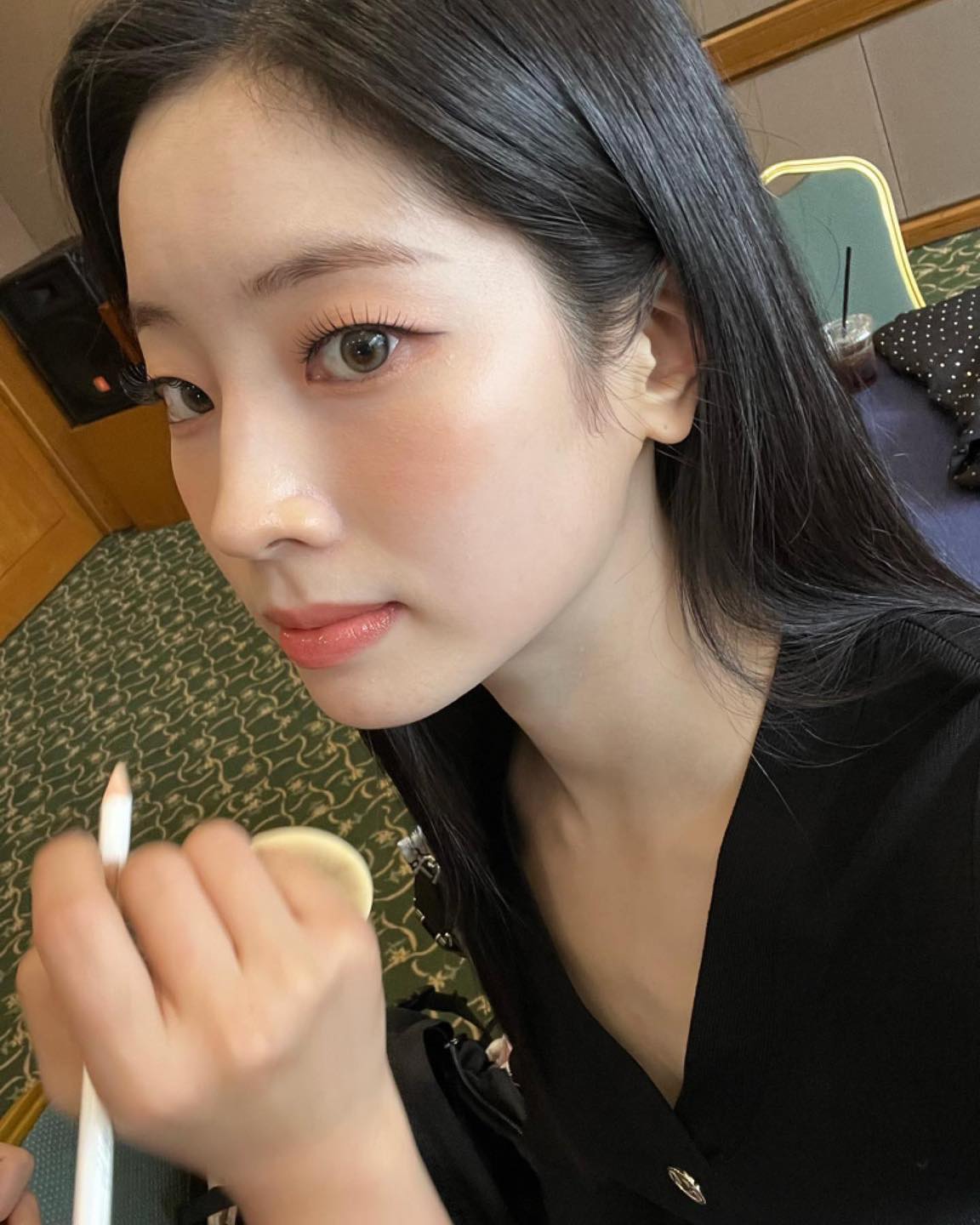 가을에 찰떡인 살구빛 블러셔🍑🧡

가을에 어울리는 메이크업으로 햇살에 비춰진 듯 자연스러운 블러셔를 소개합니다. 핑크 대신 오렌지 코랄, 살구와 같은 컬러의 블러셔로 가을 특유의 따뜻한 느낌을 연출할 수 있는데요. 풍성한 블러셔와 누디한 립을 조화롭게 연출하여 멋진 포인트를 만들어낼 수도 있고, 블러셔를 적게 발라 은은하면서 자연스러운 느낌을 연출할 수도 있습니다. 

올가을 포근한 컬러의 블러셔로 차분하면서도 아름다운 분위기 연출해보는 건 어떨까요? 🍂 이미지2