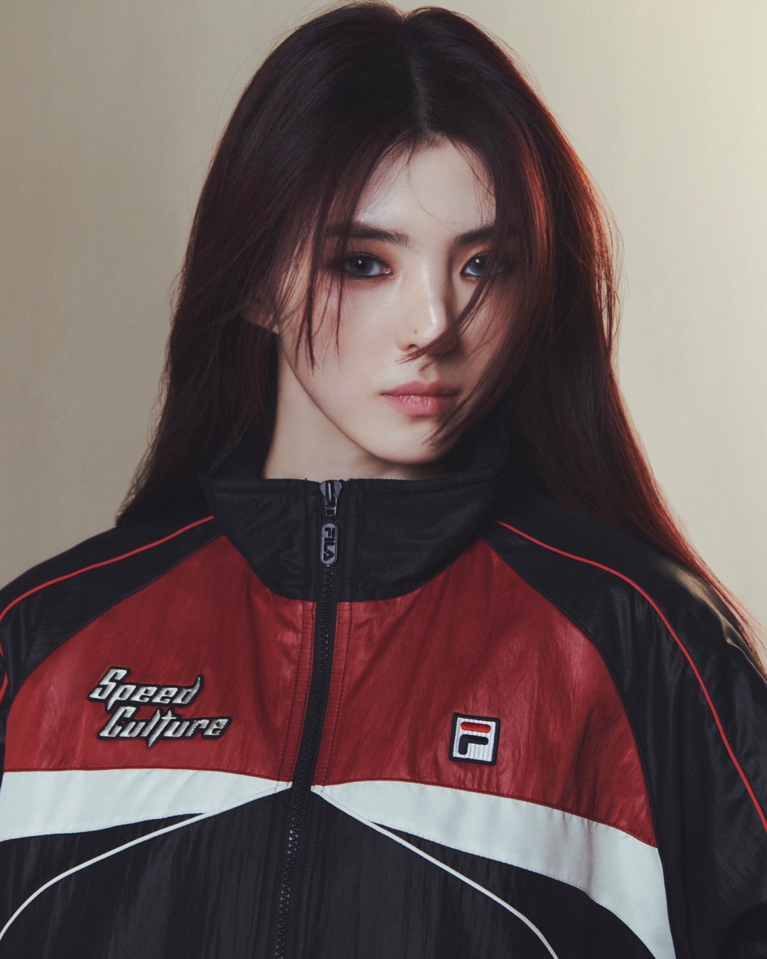 폭룡적인 한소희 모터코어룩🏍️❤️‍🔥​
휠라🖤분위기 천재 한소희의 힙한 매력 @찰떡이야😍#광고​
​
휠라가 글로벌 브랜드 앰버서더 한소희와 함께 '2023 모터코어 컬렉션'을 새롭게 선보입니다. 2000년대에 모터스포츠 브랜드인 두카티, 페라리 등과 협업하여 모터스포츠 컬렉션을 발전시켜 왔는데요. 이번 모터코어 컬렉션은 모터스포츠 헤리티지를 현대적으로 재해석한 '바이크 코어 룩'을 제안하며 대표 제품으로는 '모터코어 패디드 재킷'과 '모터코어 컬러블럭 팬츠', '절개 포인트 셋업' 등이 있습니다. ​
​
한소희와 함께한 휠라의 모터코어 컬렉션은 휠라코리아 공식 온라인 스토어 및 전국 휠라 매장에서 만나볼 수 있습니다. 그리고 풀버전 영상은 휠라 공식 인스타그램에서 볼 수 있습니다.​ 이미지