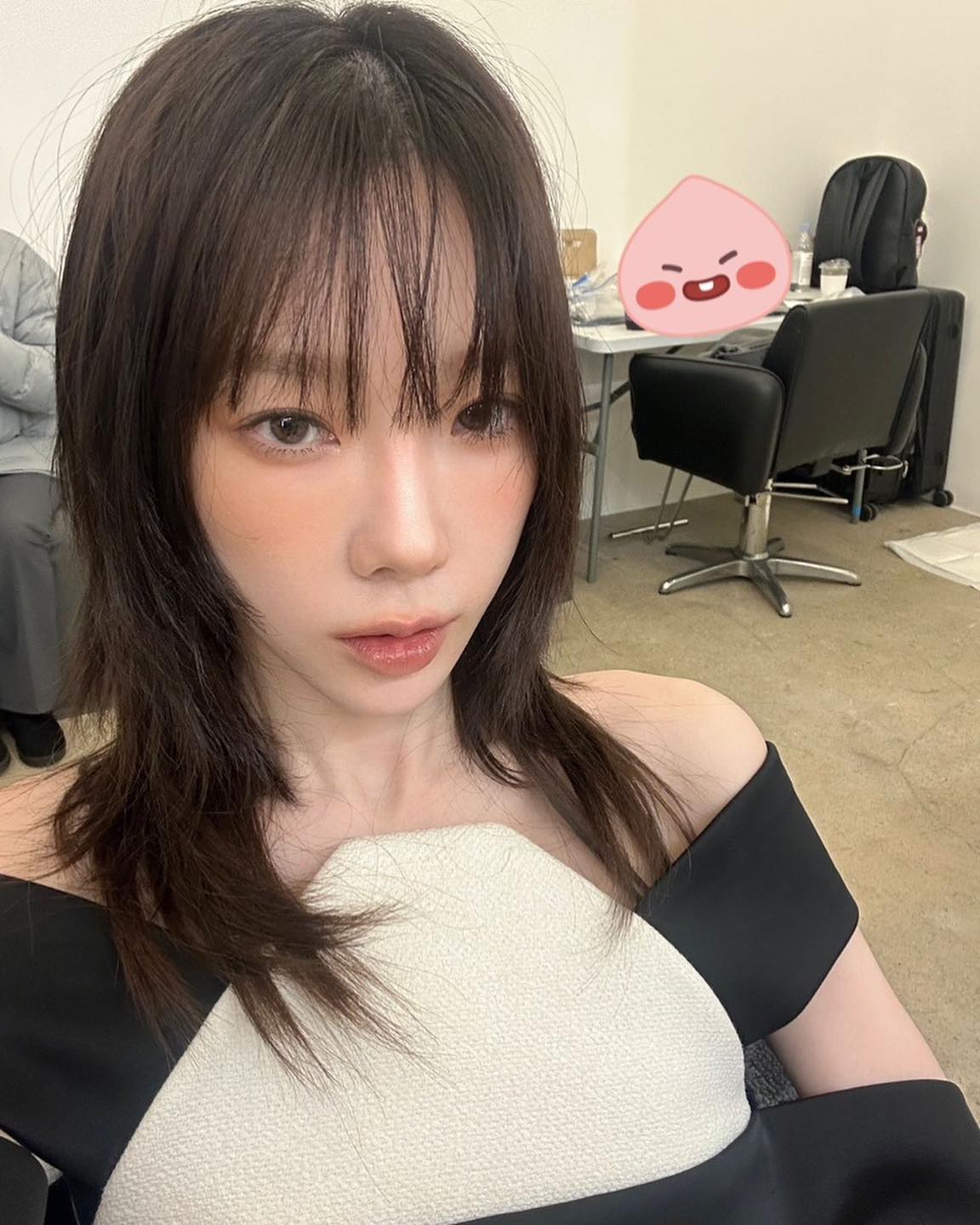 가을에 찰떡인 살구빛 블러셔🍑🧡

가을에 어울리는 메이크업으로 햇살에 비춰진 듯 자연스러운 블러셔를 소개합니다. 핑크 대신 오렌지 코랄, 살구와 같은 컬러의 블러셔로 가을 특유의 따뜻한 느낌을 연출할 수 있는데요. 풍성한 블러셔와 누디한 립을 조화롭게 연출하여 멋진 포인트를 만들어낼 수도 있고, 블러셔를 적게 발라 은은하면서 자연스러운 느낌을 연출할 수도 있습니다. 

올가을 포근한 컬러의 블러셔로 차분하면서도 아름다운 분위기 연출해보는 건 어떨까요? 🍂 이미지