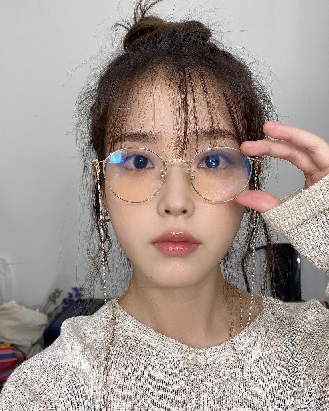 가을에 찰떡인 살구빛 블러셔🍑🧡

가을에 어울리는 메이크업으로 햇살에 비춰진 듯 자연스러운 블러셔를 소개합니다. 핑크 대신 오렌지 코랄, 살구와 같은 컬러의 블러셔로 가을 특유의 따뜻한 느낌을 연출할 수 있는데요. 풍성한 블러셔와 누디한 립을 조화롭게 연출하여 멋진 포인트를 만들어낼 수도 있고, 블러셔를 적게 발라 은은하면서 자연스러운 느낌을 연출할 수도 있습니다. 

올가을 포근한 컬러의 블러셔로 차분하면서도 아름다운 분위기 연출해보는 건 어떨까요? 🍂 이미지