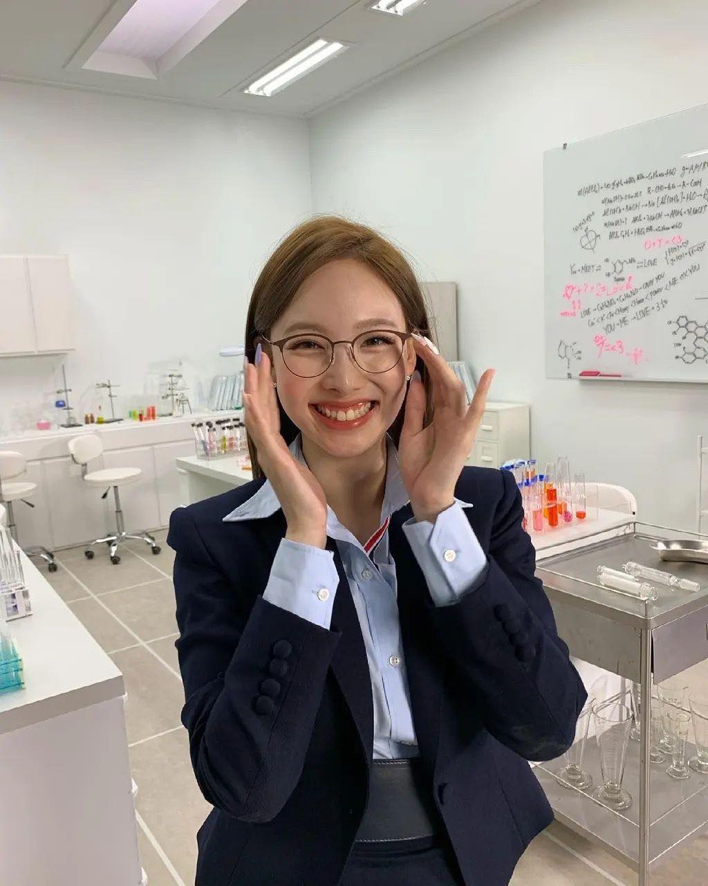 출근룩에 얹어보는 안경👓👩🏻‍💼 이미지