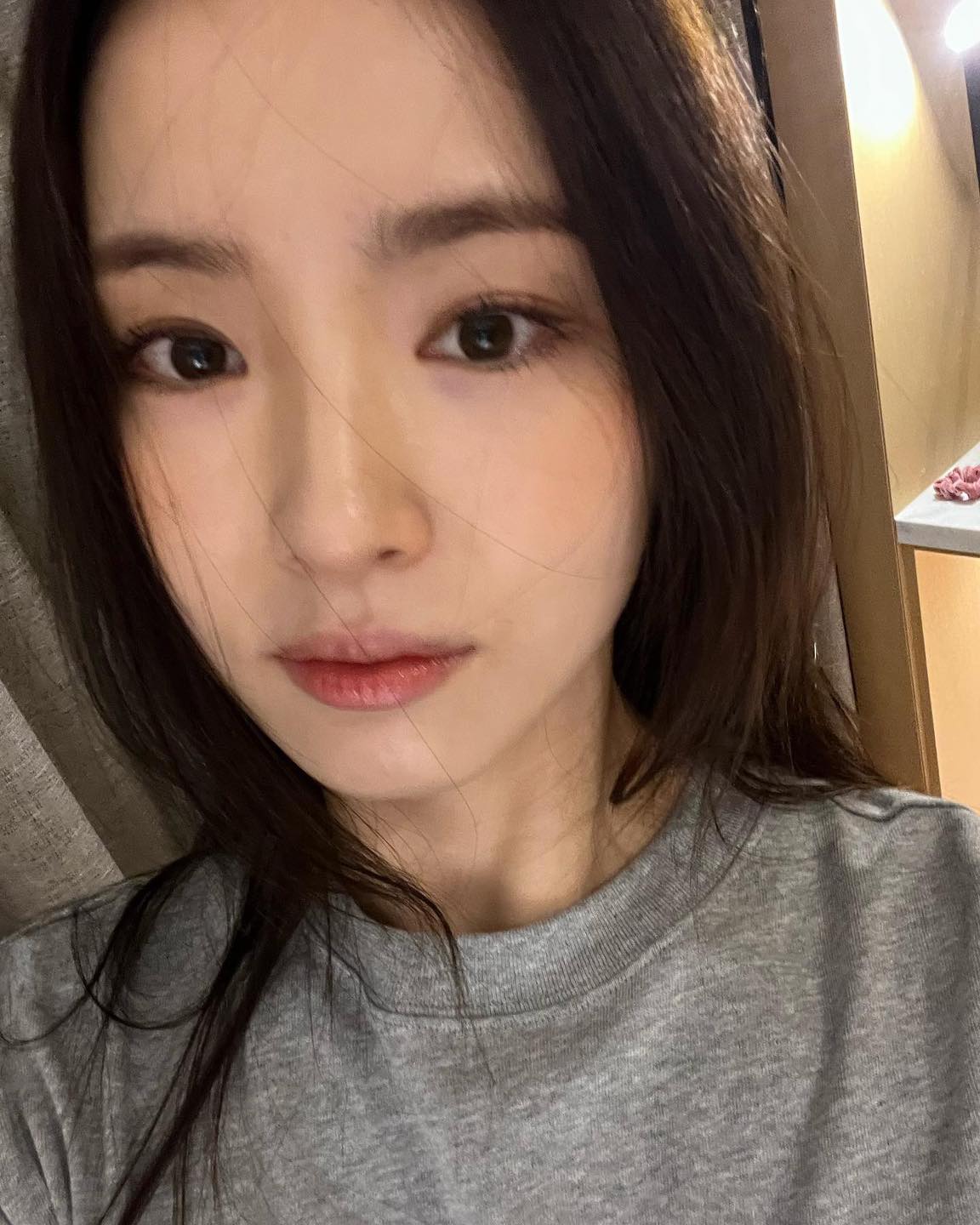 가을에 찰떡인 살구빛 블러셔🍑🧡

가을에 어울리는 메이크업으로 햇살에 비춰진 듯 자연스러운 블러셔를 소개합니다. 핑크 대신 오렌지 코랄, 살구와 같은 컬러의 블러셔로 가을 특유의 따뜻한 느낌을 연출할 수 있는데요. 풍성한 블러셔와 누디한 립을 조화롭게 연출하여 멋진 포인트를 만들어낼 수도 있고, 블러셔를 적게 발라 은은하면서 자연스러운 느낌을 연출할 수도 있습니다. 

올가을 포근한 컬러의 블러셔로 차분하면서도 아름다운 분위기 연출해보는 건 어떨까요? 🍂 이미지6