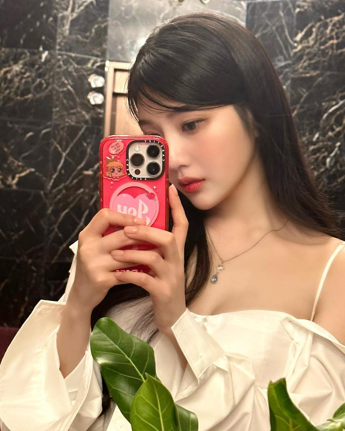 가을에 찰떡인 살구빛 블러셔🍑🧡

가을에 어울리는 메이크업으로 햇살에 비춰진 듯 자연스러운 블러셔를 소개합니다. 핑크 대신 오렌지 코랄, 살구와 같은 컬러의 블러셔로 가을 특유의 따뜻한 느낌을 연출할 수 있는데요. 풍성한 블러셔와 누디한 립을 조화롭게 연출하여 멋진 포인트를 만들어낼 수도 있고, 블러셔를 적게 발라 은은하면서 자연스러운 느낌을 연출할 수도 있습니다. 

올가을 포근한 컬러의 블러셔로 차분하면서도 아름다운 분위기 연출해보는 건 어떨까요? 🍂 이미지8