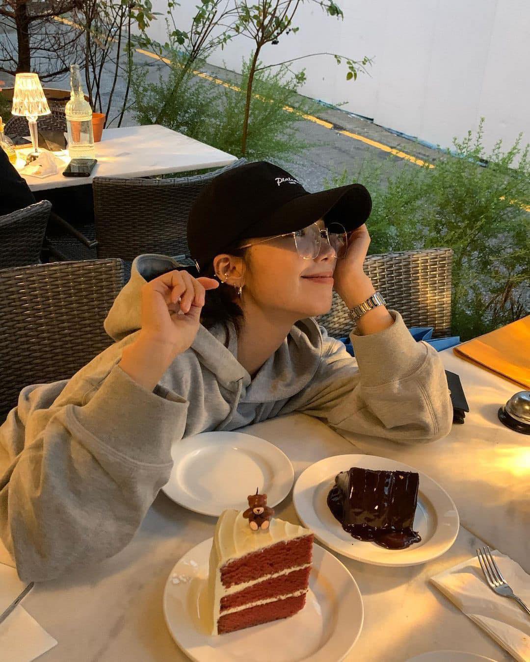 정은지의 쿨한 볼캡 코디🧢🩶 이미지