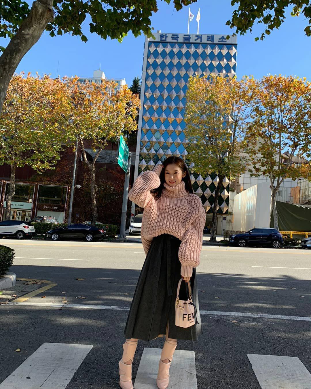 니트에 롱스커트 코디 어때🤍🖤 이미지